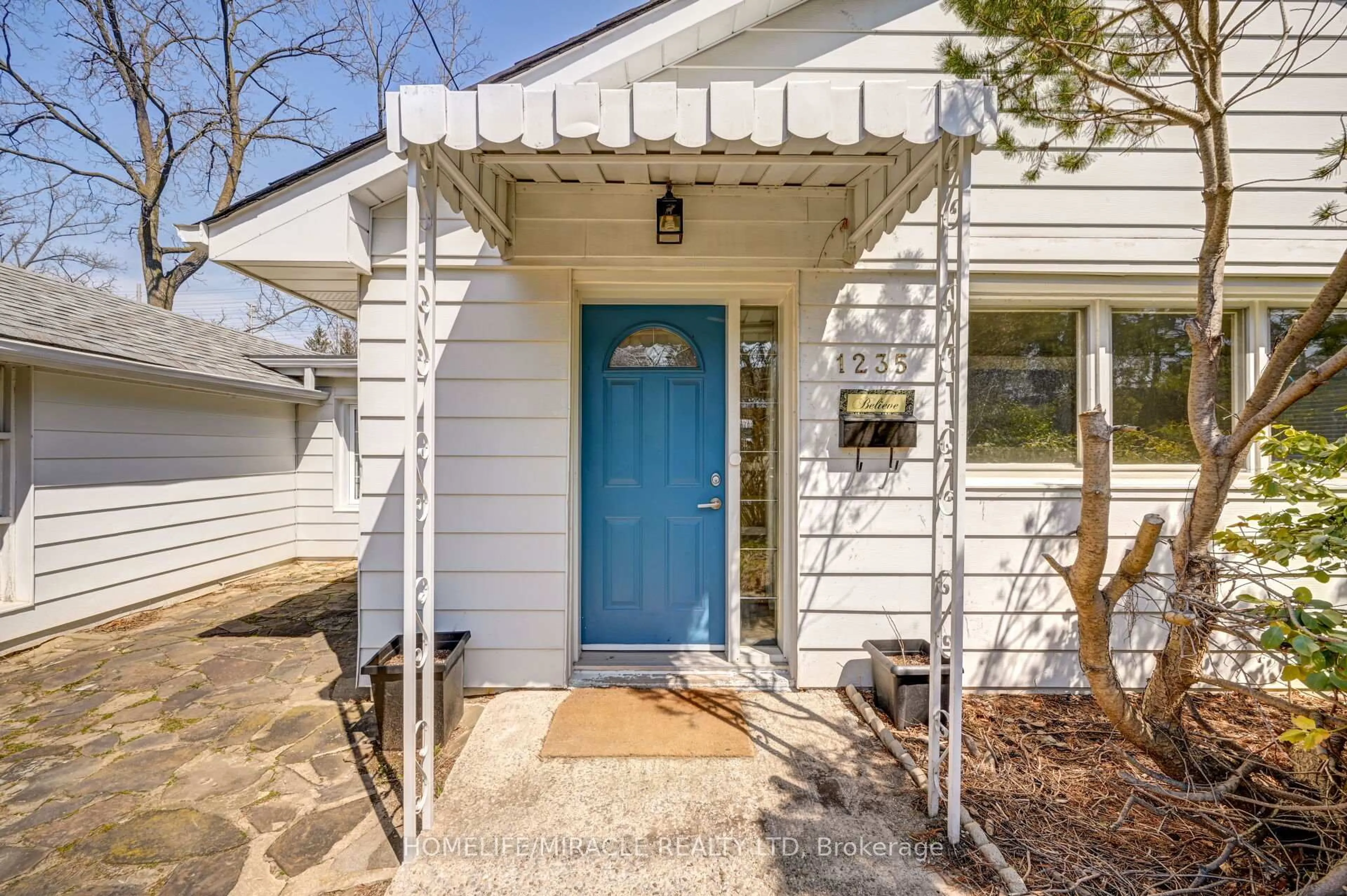 Indoor entryway for 1235 Old River Rd, Mississauga Ontario L5G 3G2