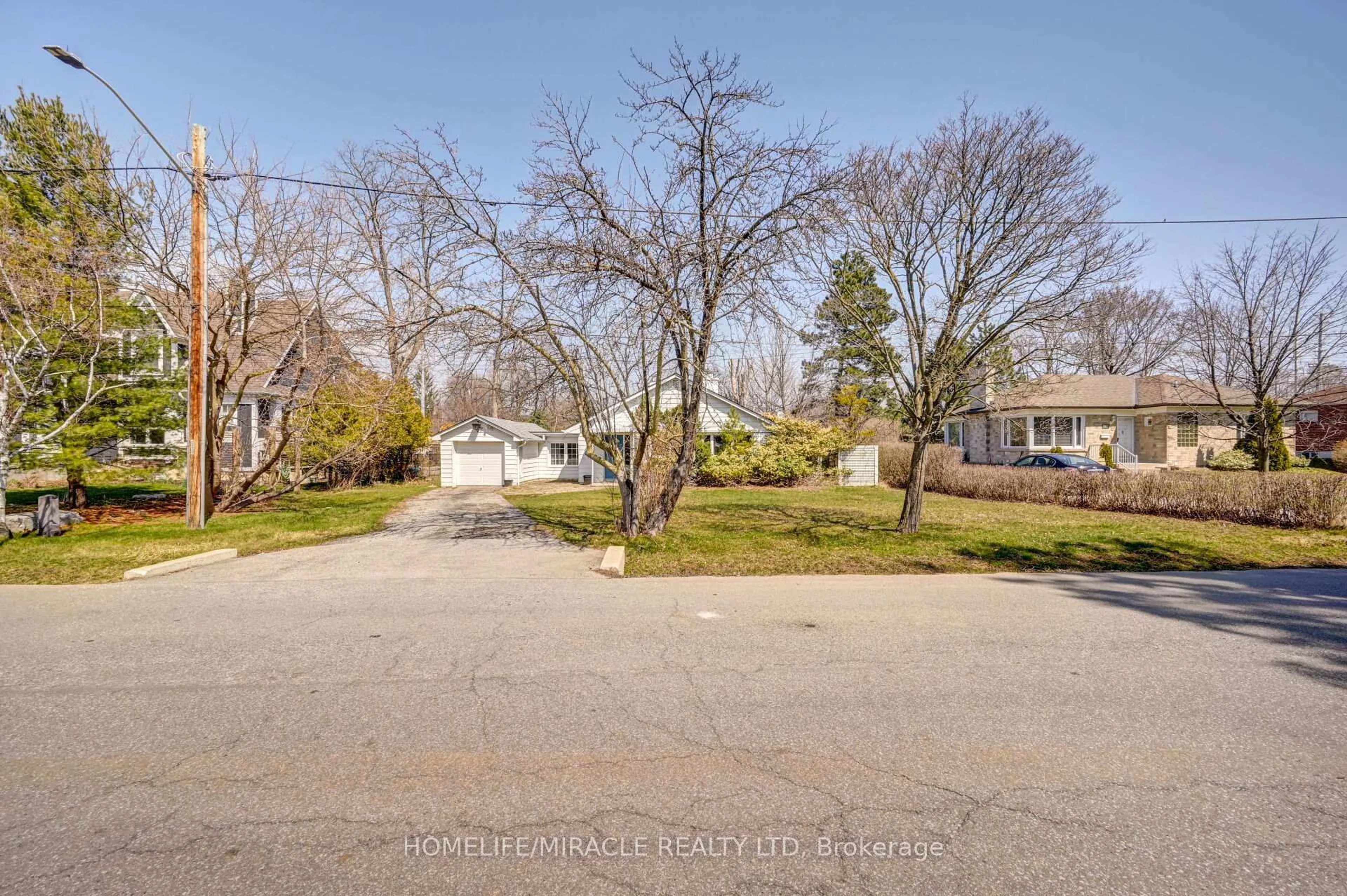 A pic from outside/outdoor area/front of a property/back of a property/a pic from drone, street for 1235 Old River Rd, Mississauga Ontario L5G 3G2