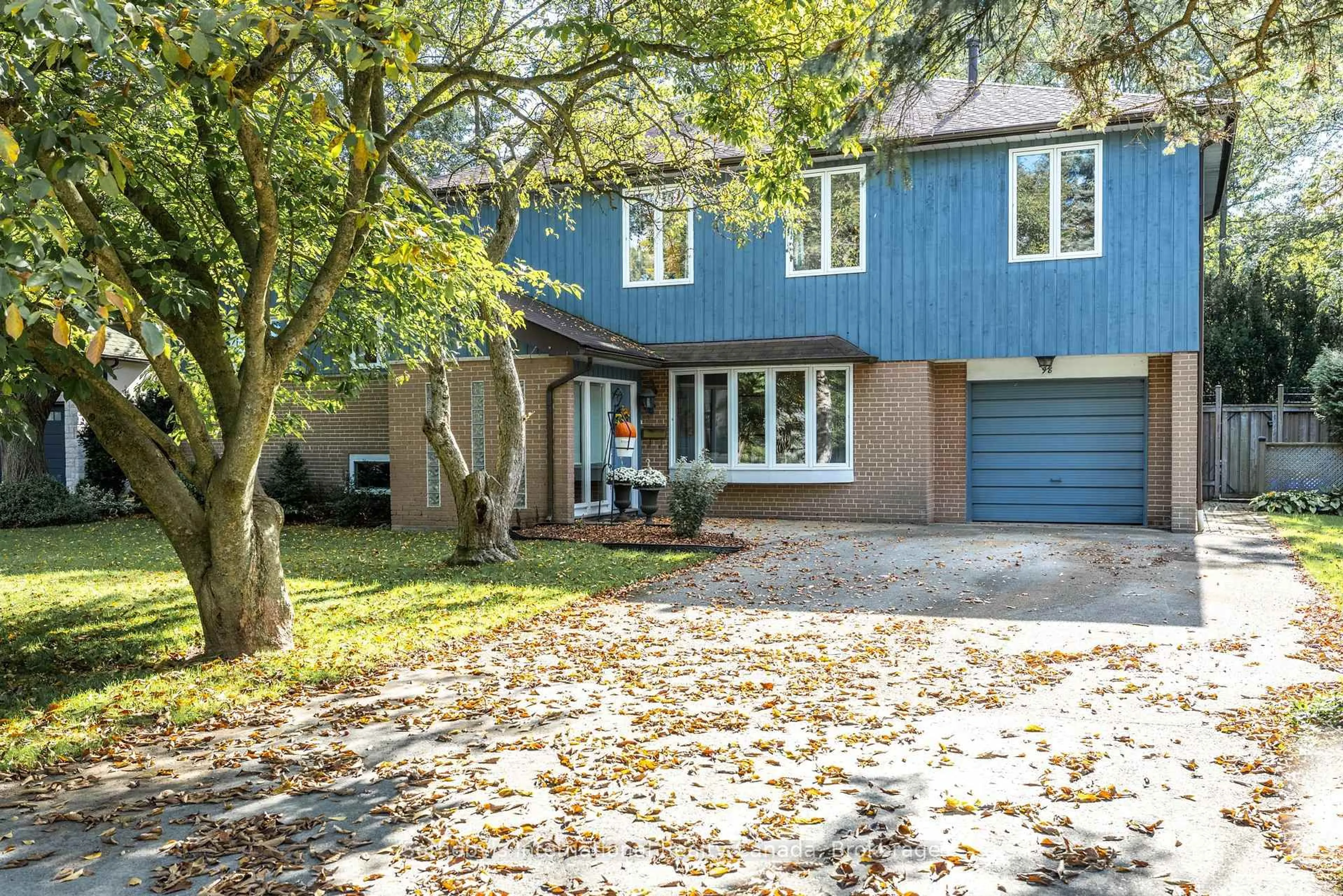 Home with brick exterior material, street for 98 Selgrove Cres, Oakville Ontario L6L 1L3