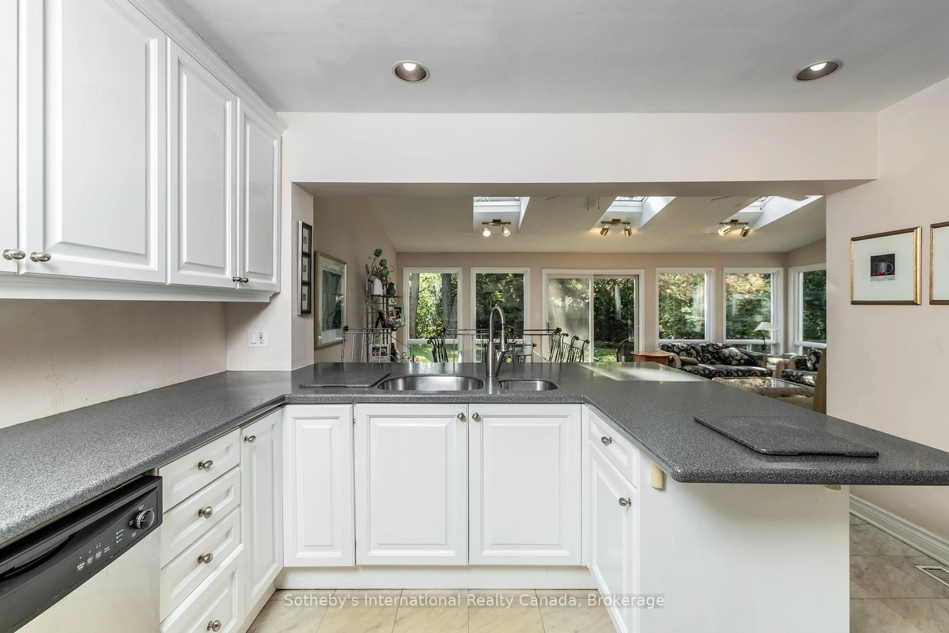 Open concept kitchen, ceramic/tile floor for 98 Selgrove Cres, Oakville Ontario L6L 1L3
