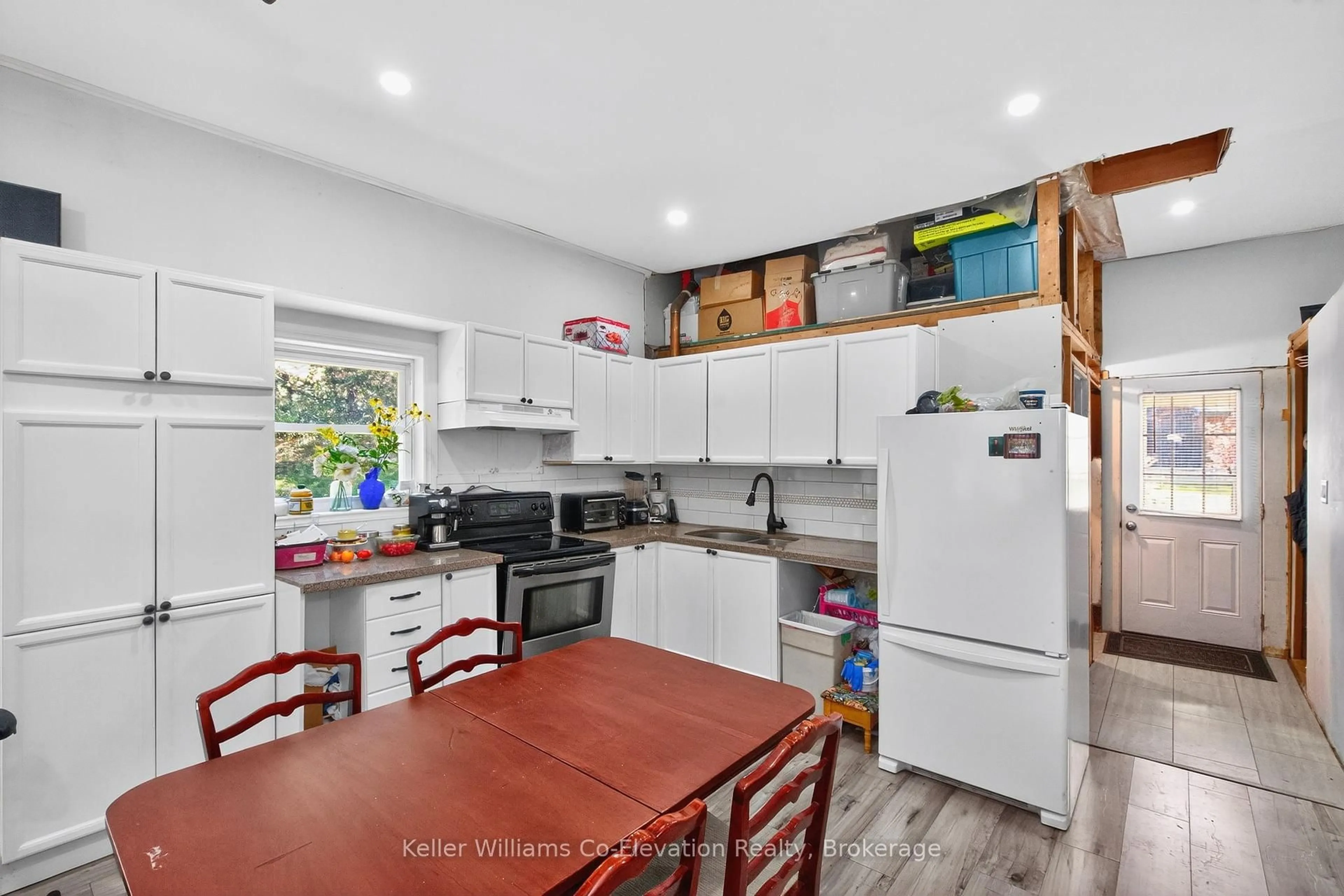 Standard kitchen, unknown for 44 Brawton Dr, Caledon Ontario L7E 0E1