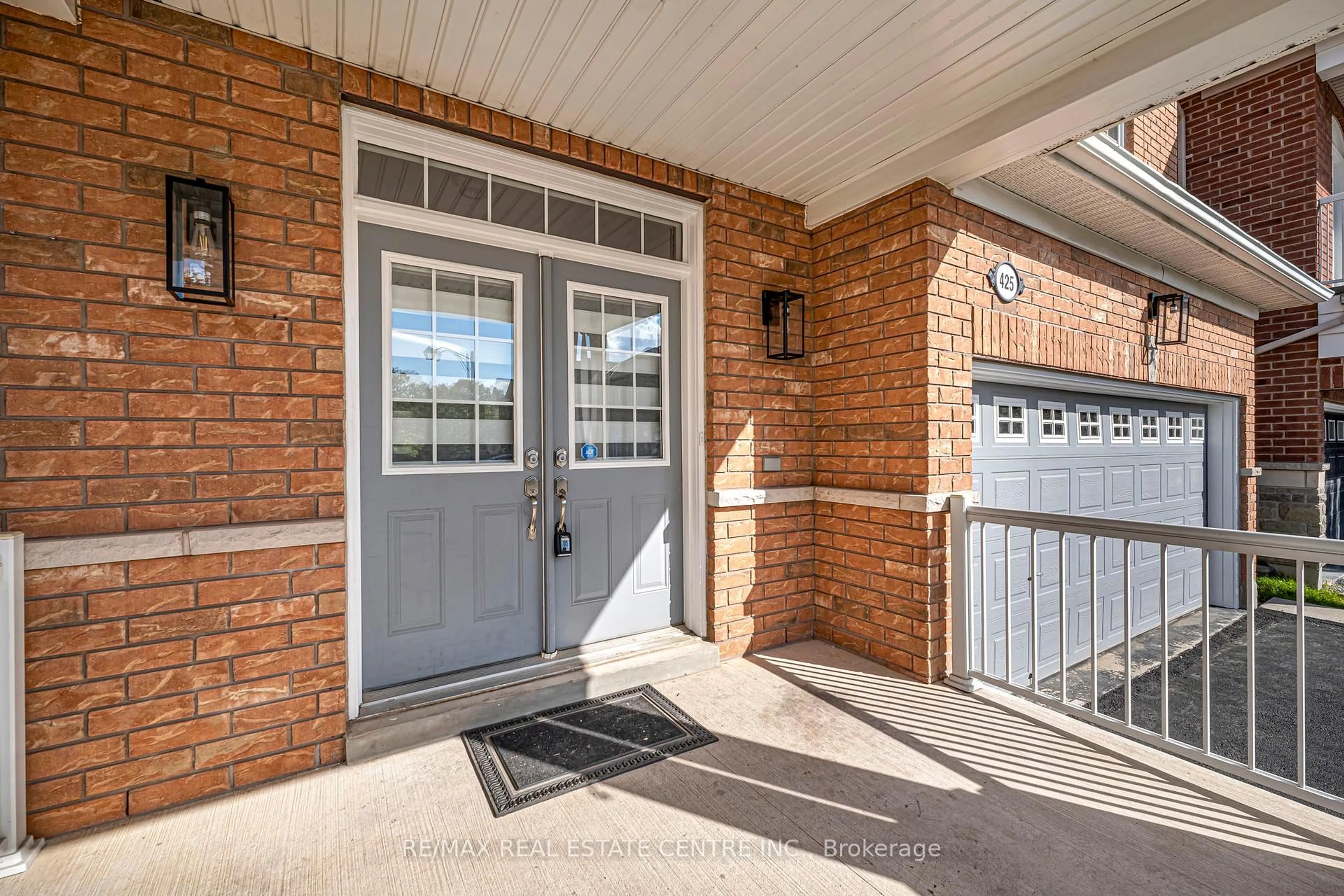 Indoor entryway for 425 Bussel Cres, Milton Ontario L9T 0W7
