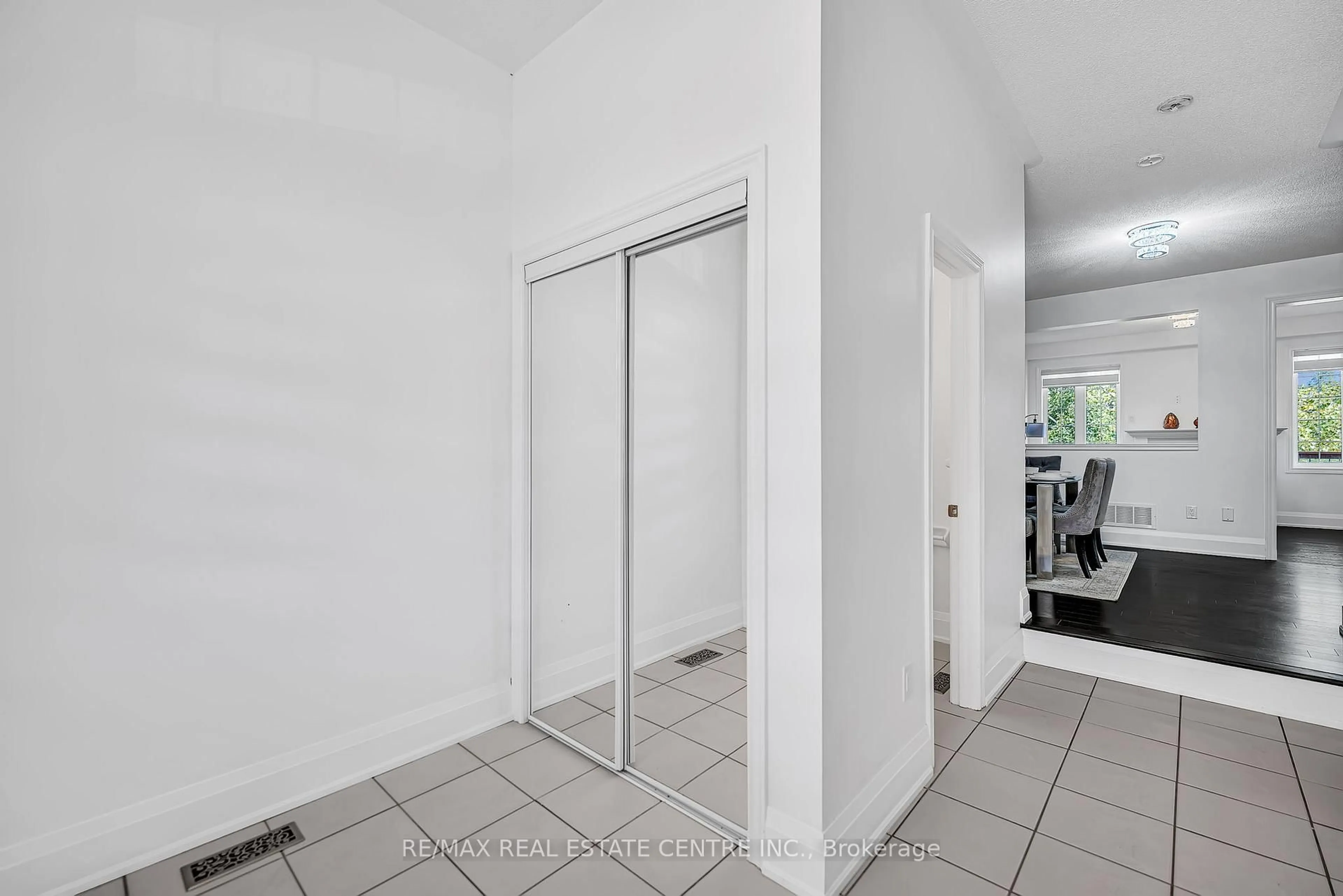 Indoor entryway for 425 Bussel Cres, Milton Ontario L9T 0W7