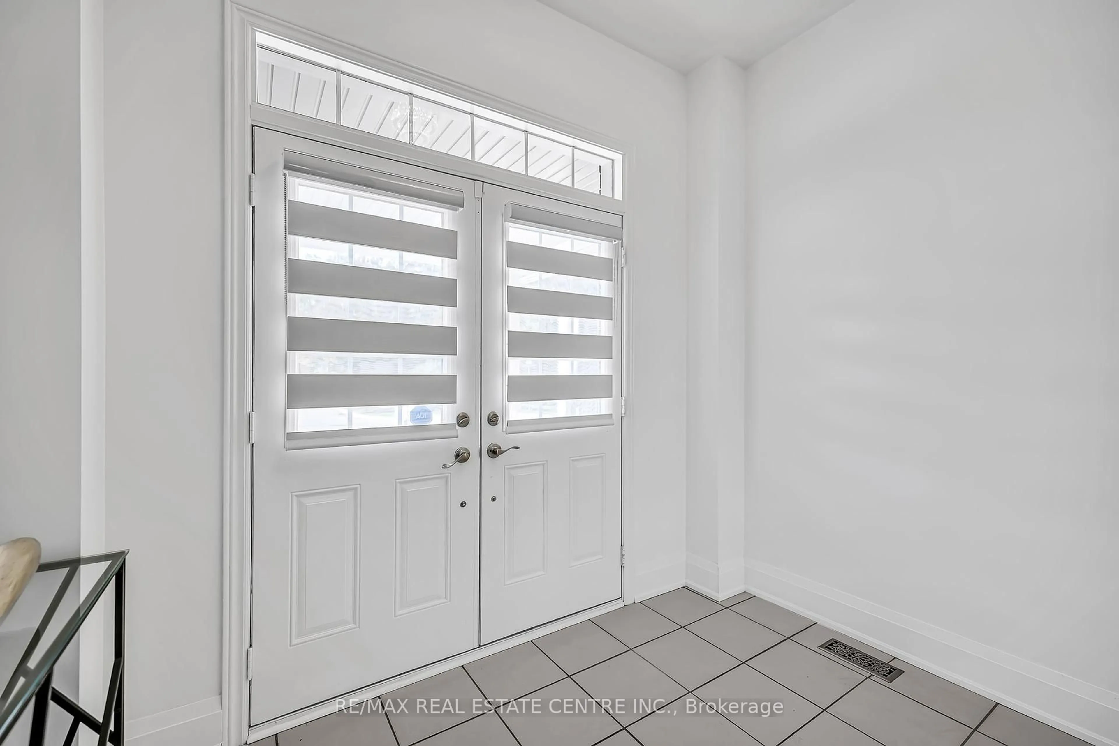 Indoor entryway for 425 Bussel Cres, Milton Ontario L9T 0W7