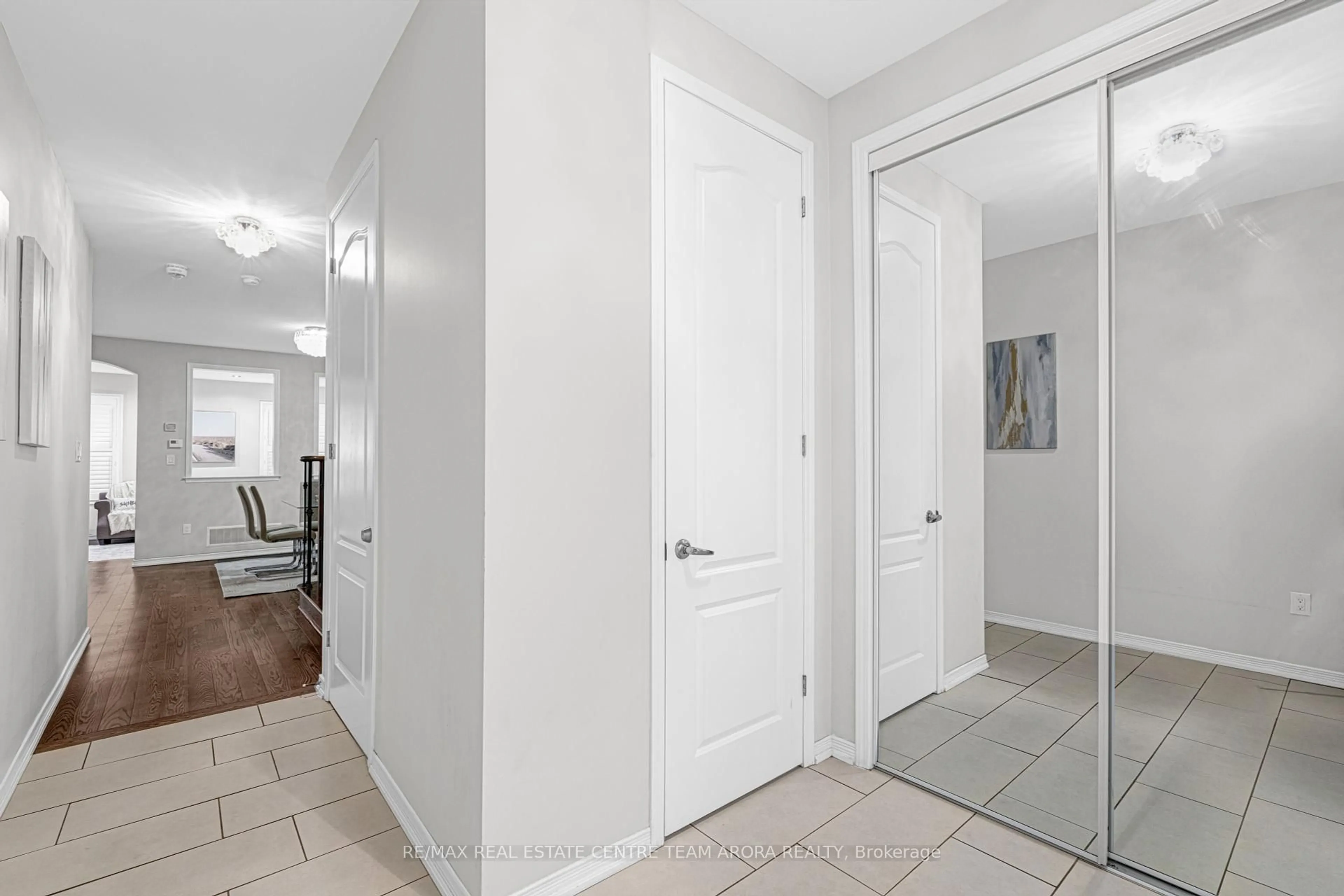 Indoor entryway for 12 Abercrombie Cres, Brampton Ontario L7A 4N1