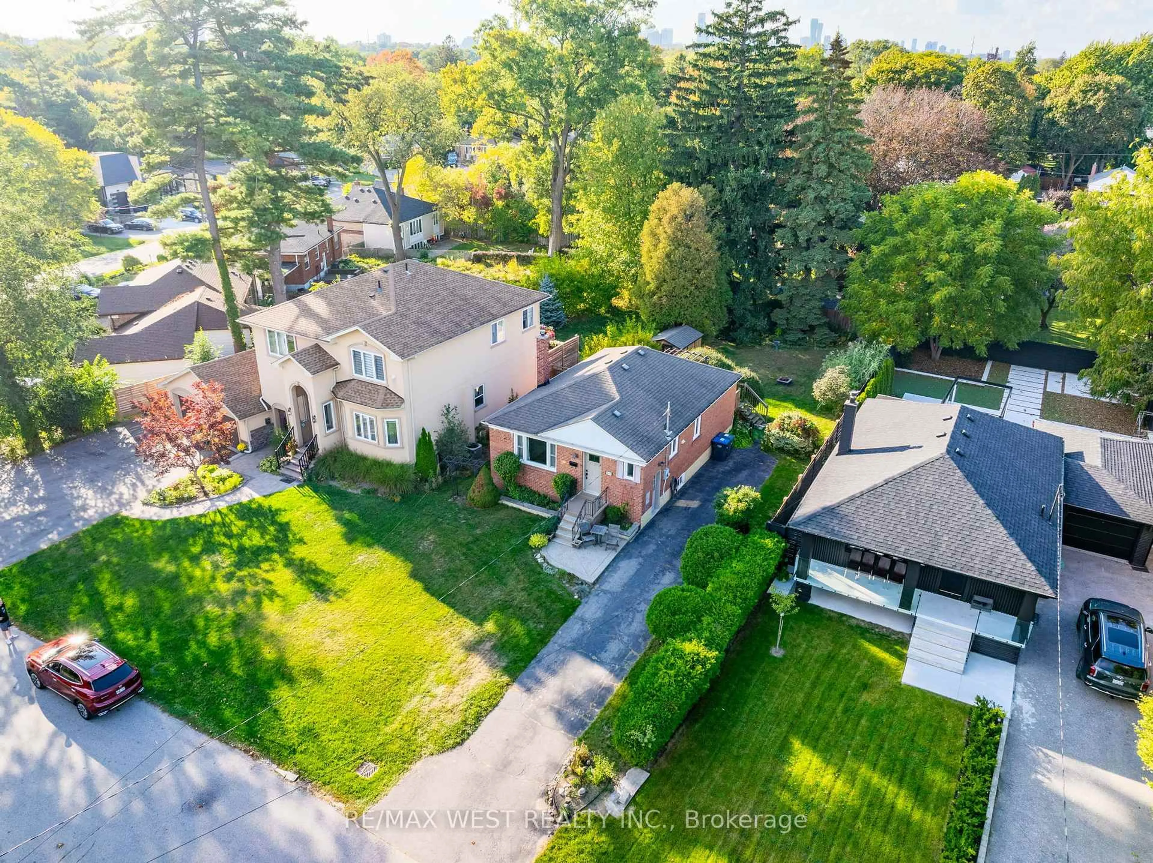 A pic from outside/outdoor area/front of a property/back of a property/a pic from drone, street for 577 Drymen Cres, Mississauga Ontario L5G 2N9