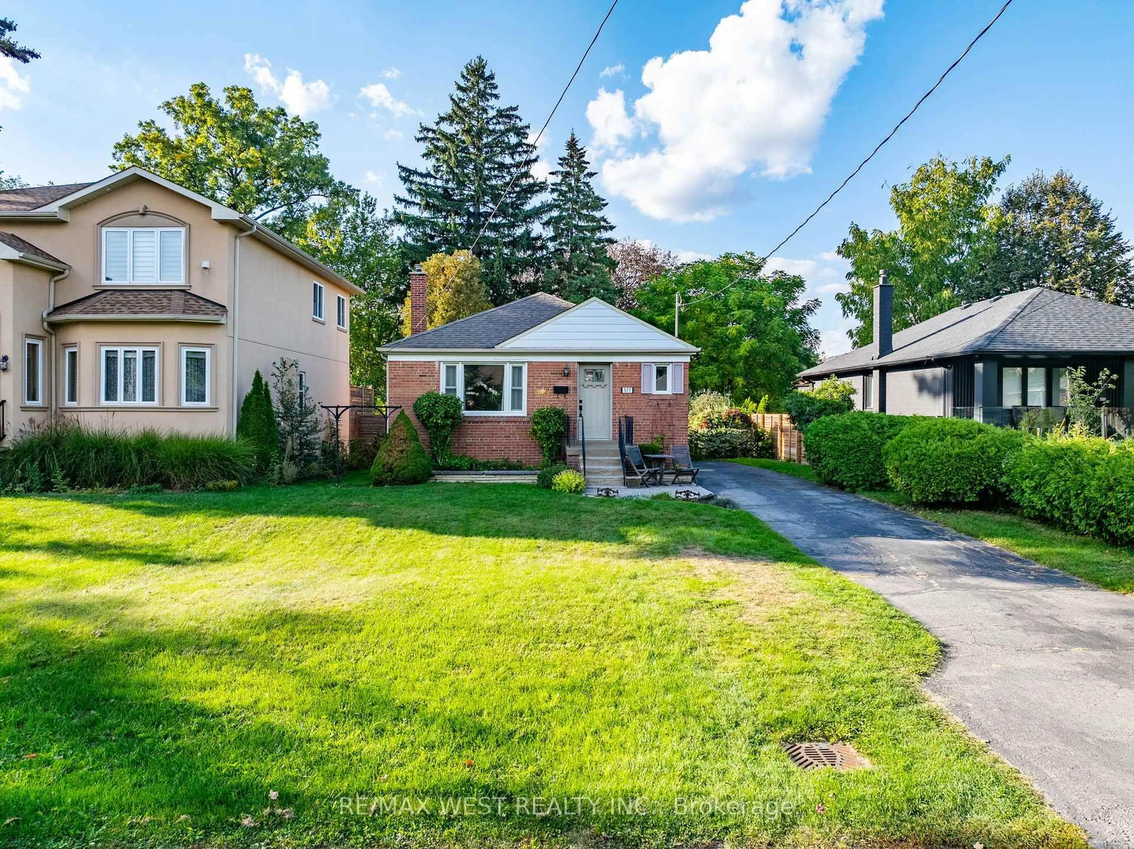 A pic from outside/outdoor area/front of a property/back of a property/a pic from drone, street for 577 Drymen Cres, Mississauga Ontario L5G 2N9