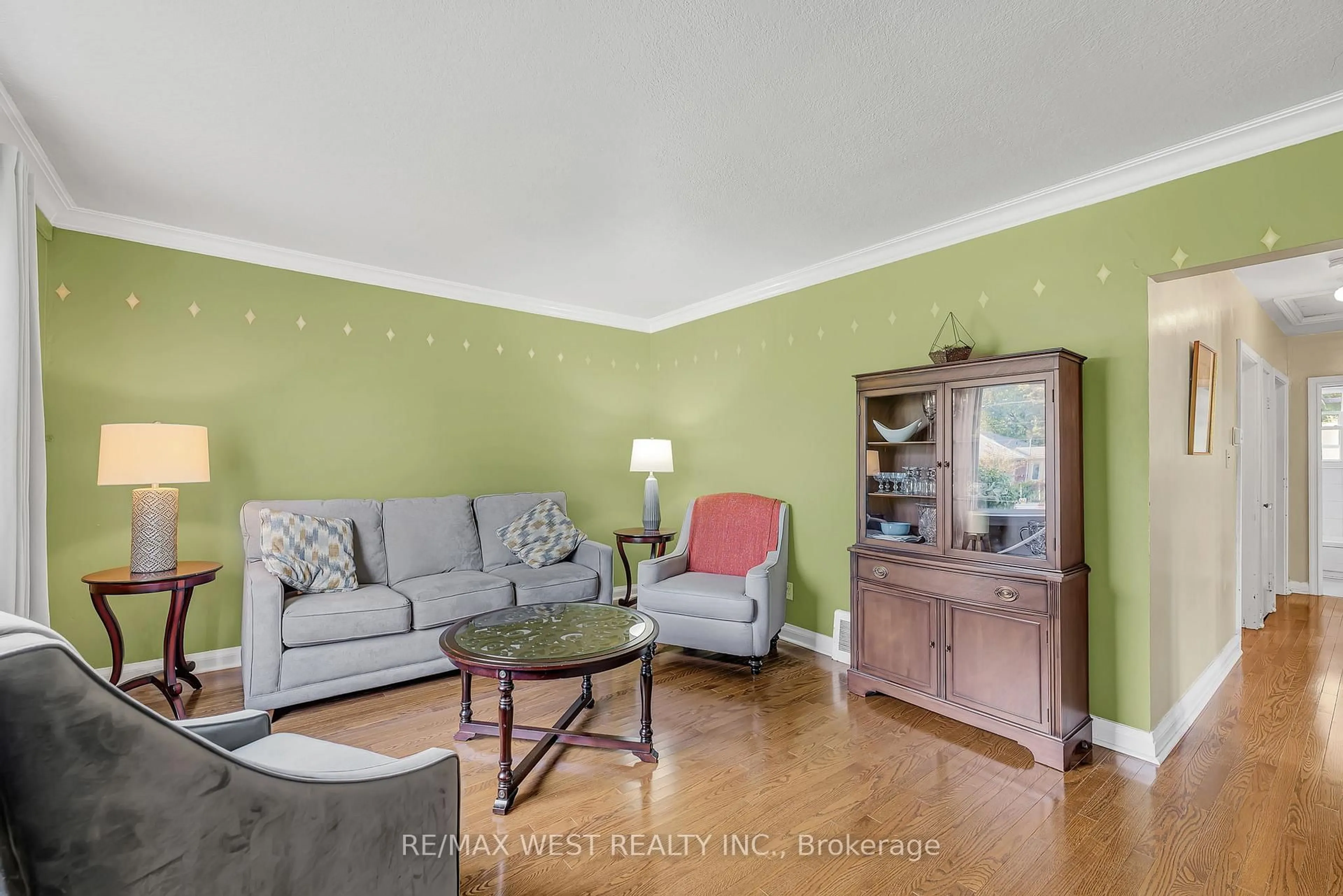 Living room with furniture, wood/laminate floor for 577 Drymen Cres, Mississauga Ontario L5G 2N9