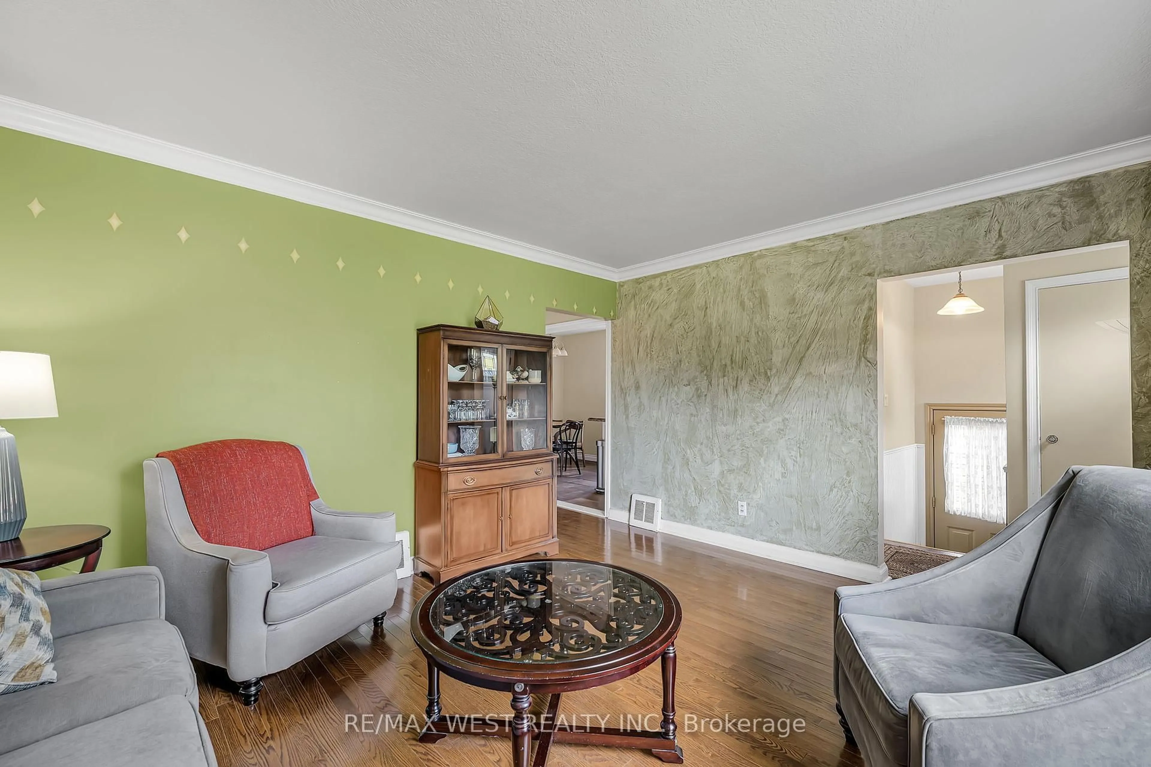 Living room with furniture, wood/laminate floor for 577 Drymen Cres, Mississauga Ontario L5G 2N9
