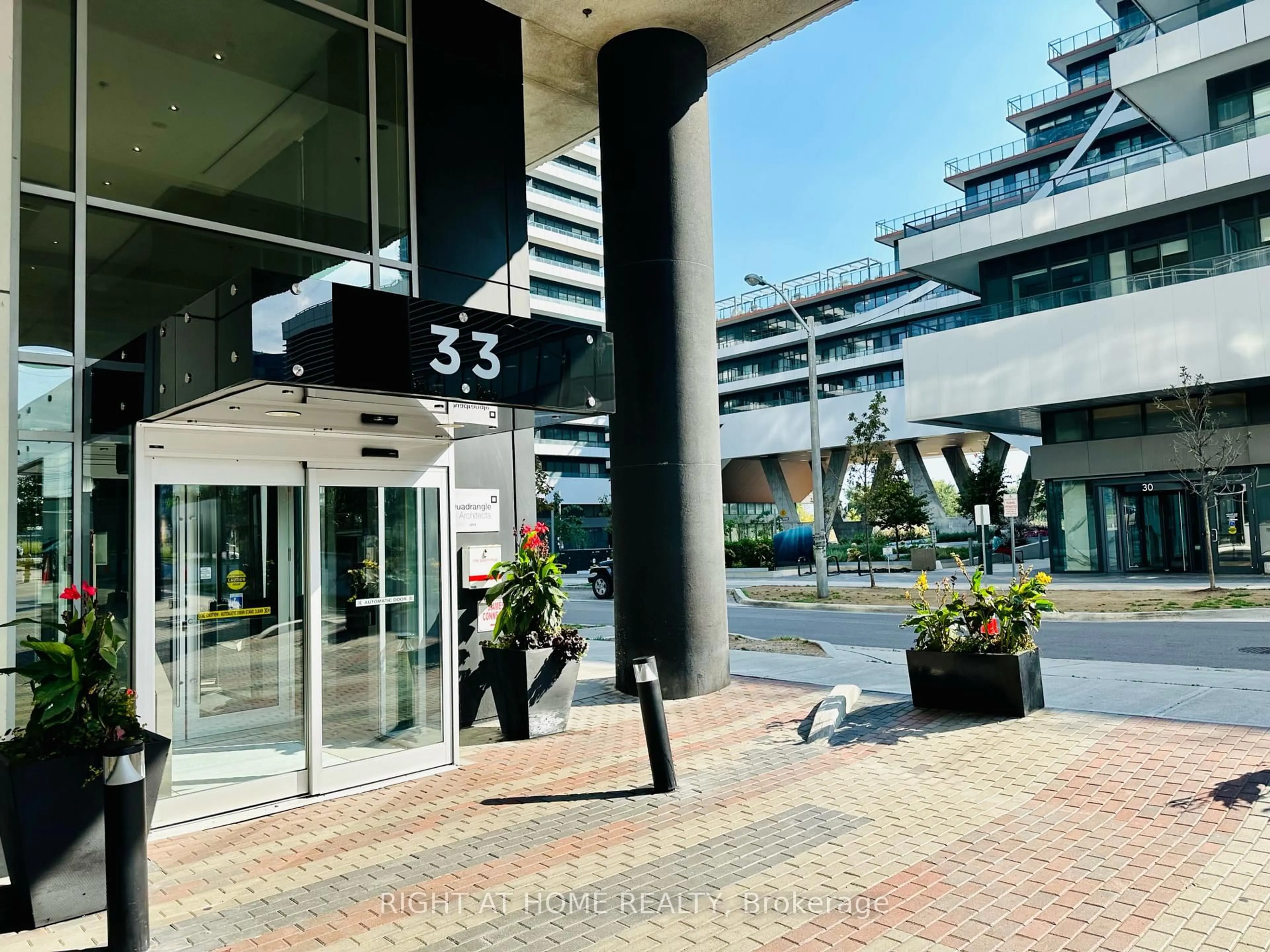 Indoor foyer for 33 Shore Breeze Dr #504, Toronto Ontario M8V 0G1
