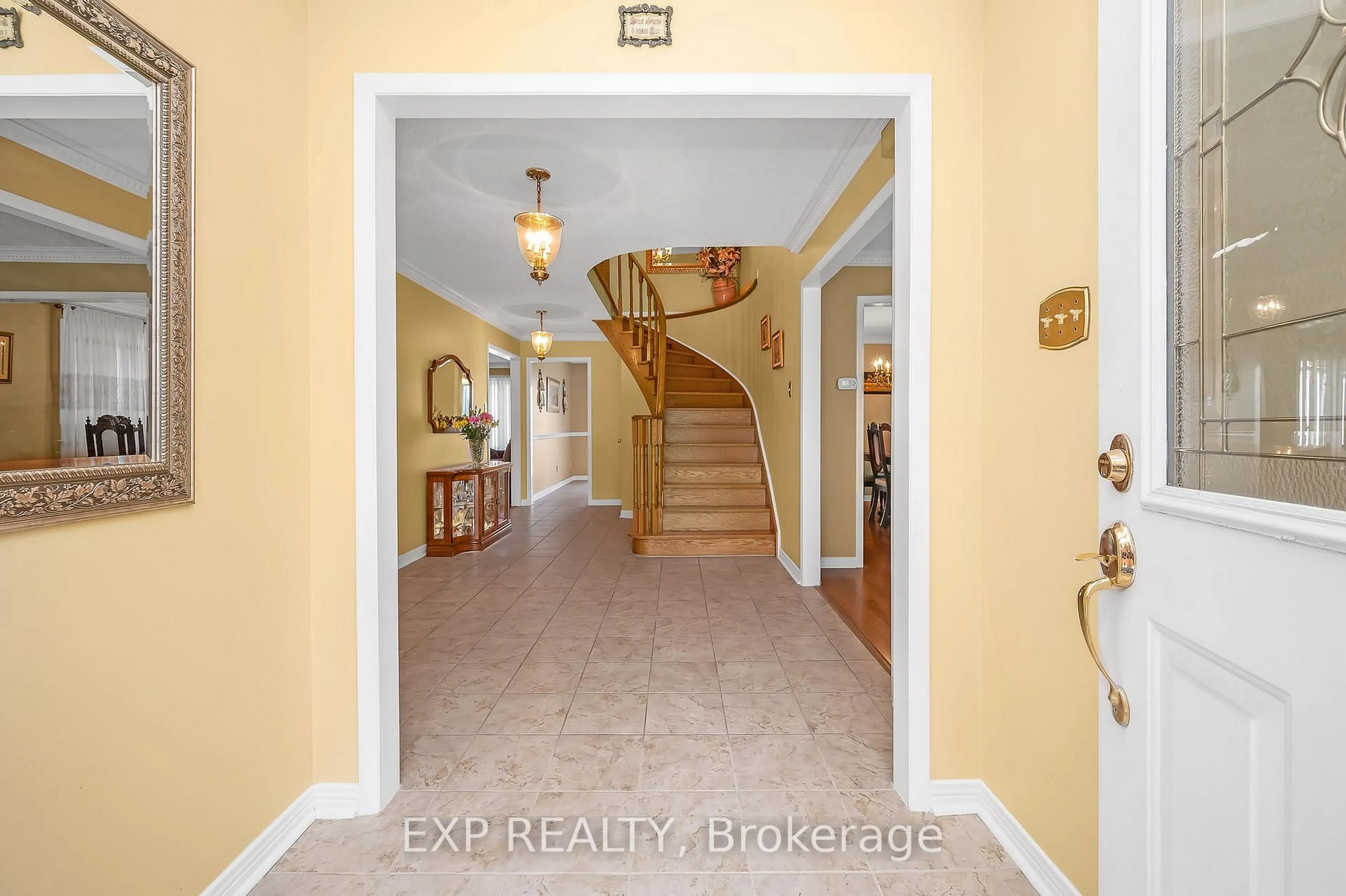 Indoor entryway for 44 Wexford Rd, Brampton Ontario L6Z 2W3