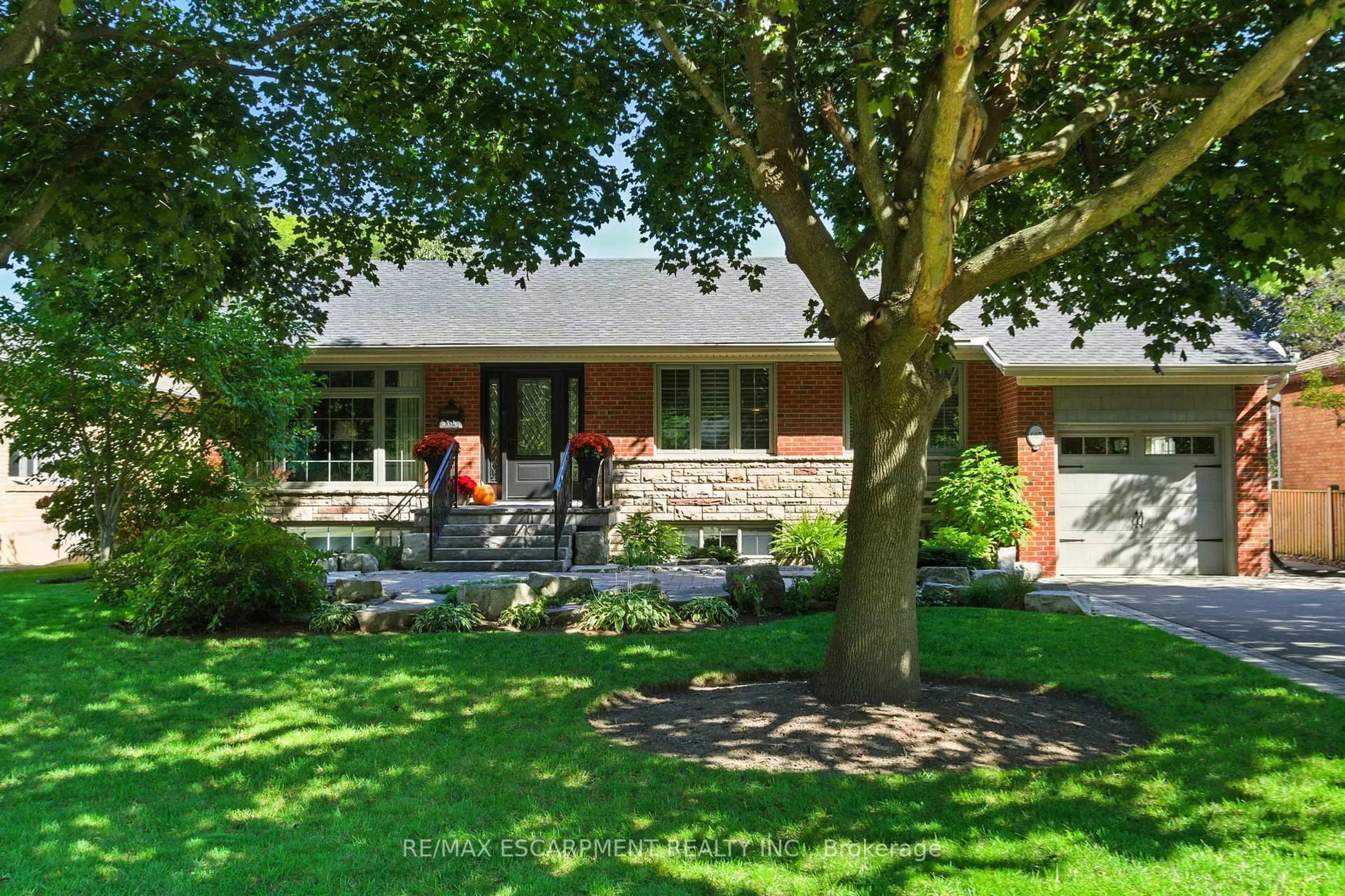 Home with brick exterior material, street for 665 King Rd, Burlington Ontario L7T 3K5