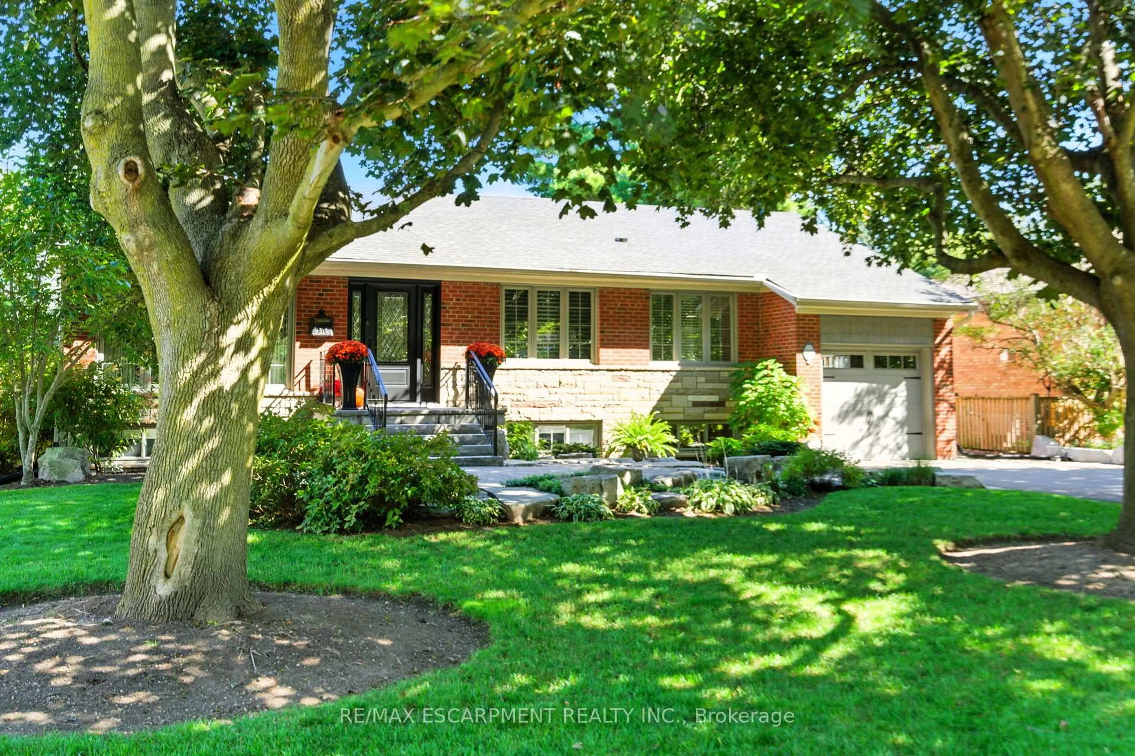 Home with brick exterior material, street for 665 King Rd, Burlington Ontario L7T 3K5
