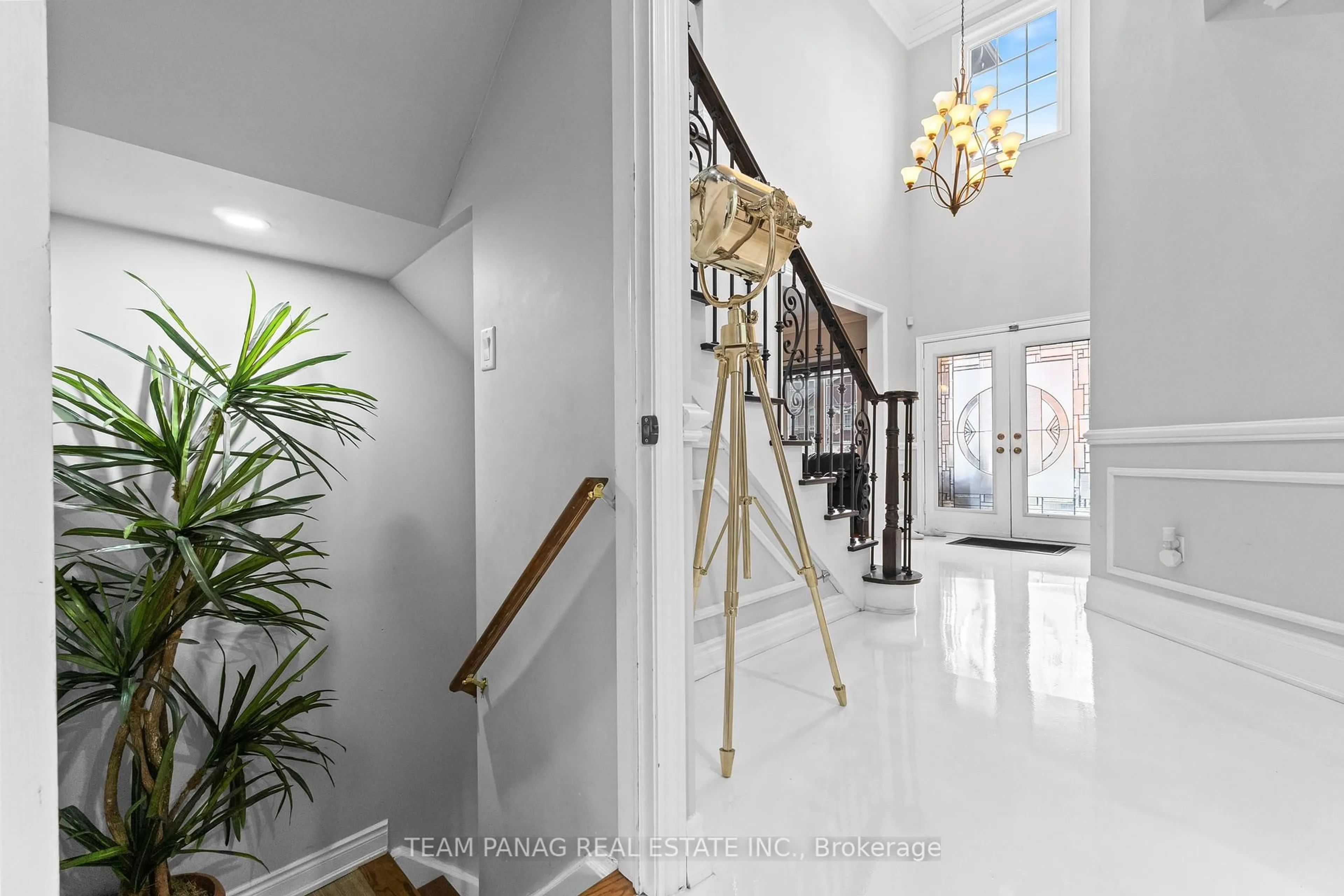 Indoor foyer for 7 Yellow Avens Blvd, Brampton Ontario L6R 0K5
