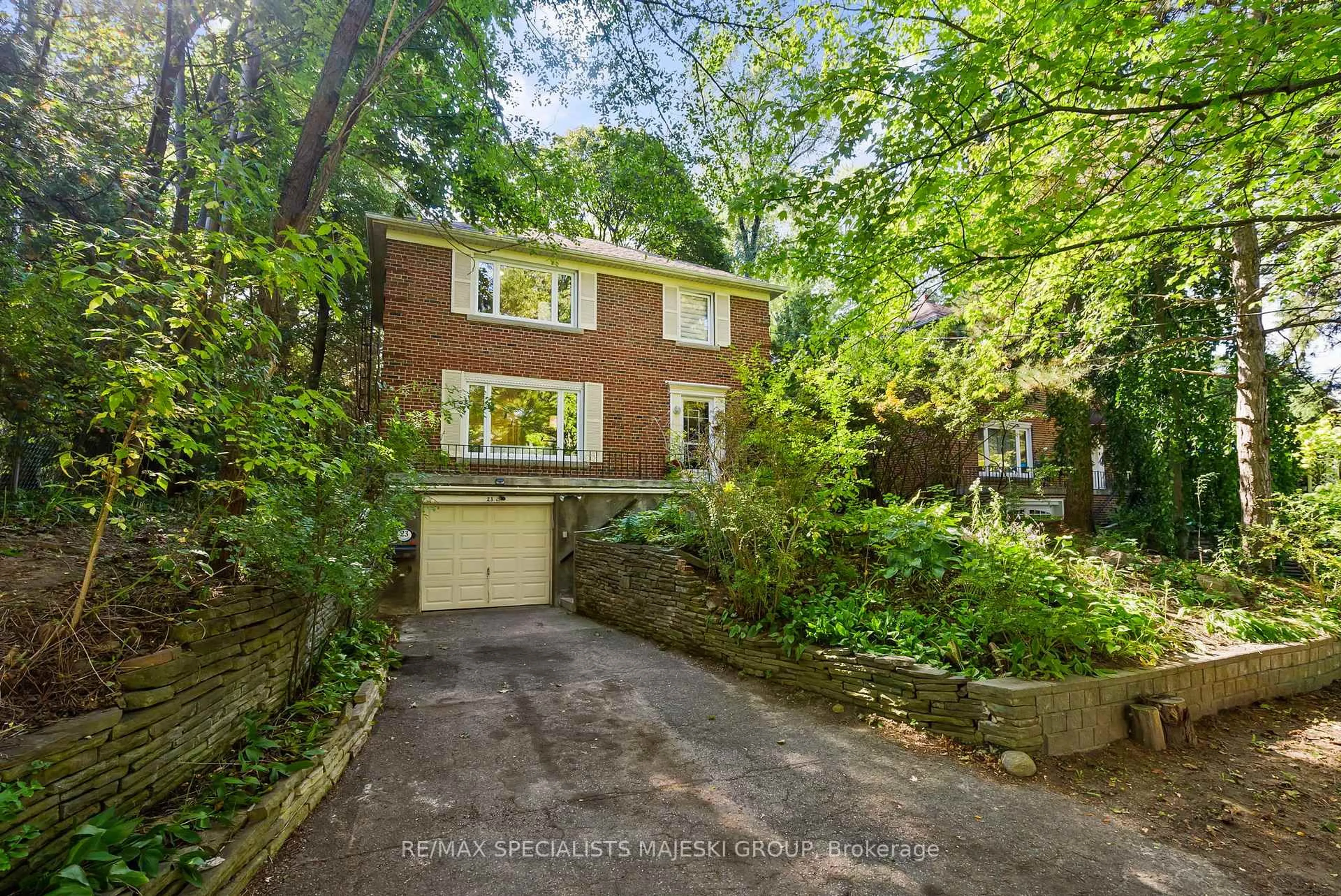 A pic from outside/outdoor area/front of a property/back of a property/a pic from drone, street for 23 Stonegate Rd, Toronto Ontario M8Y 1V7