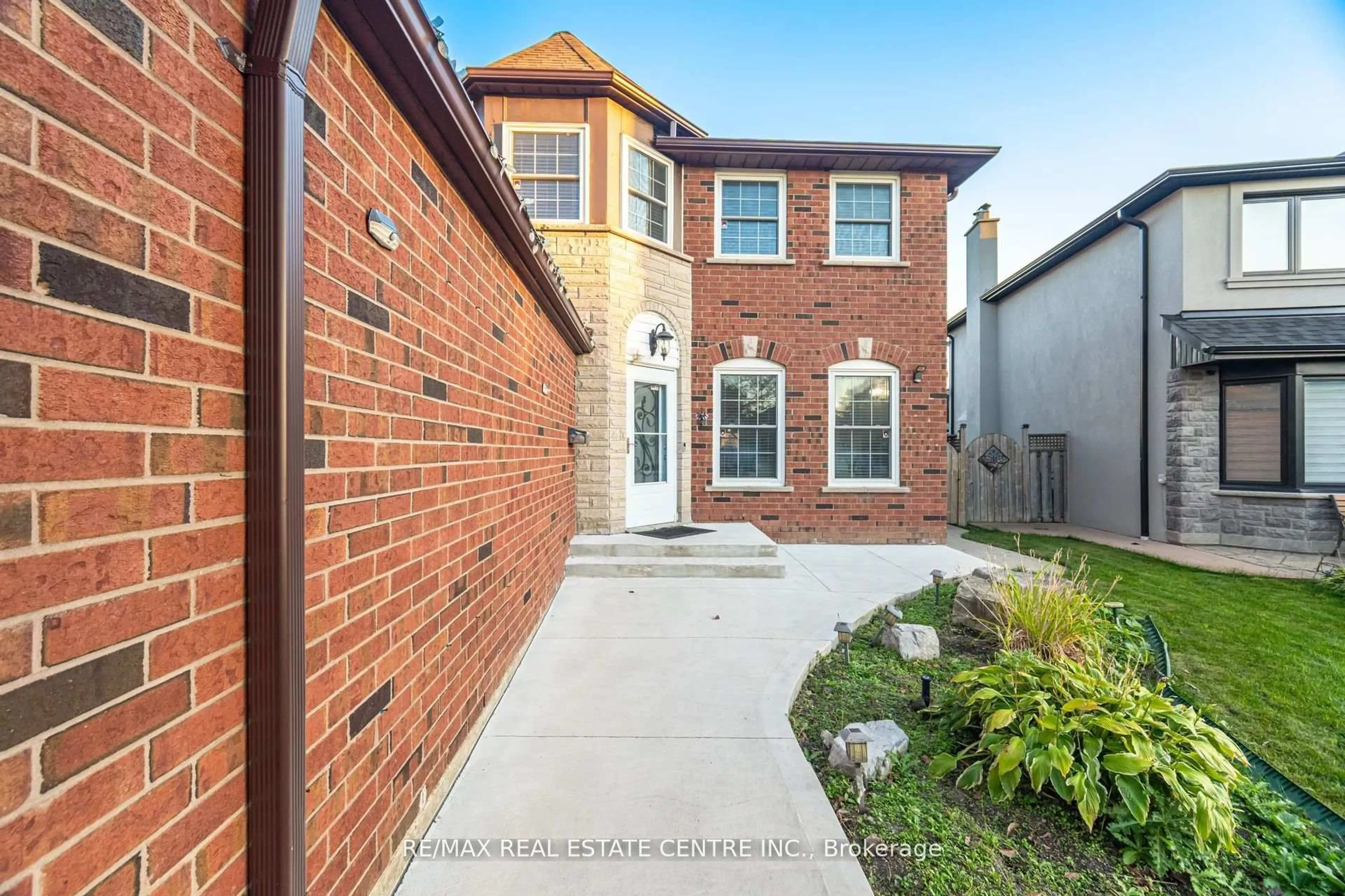 Home with brick exterior material, street for 10 Nipissing Cres, Brampton Ontario L6S 5A6