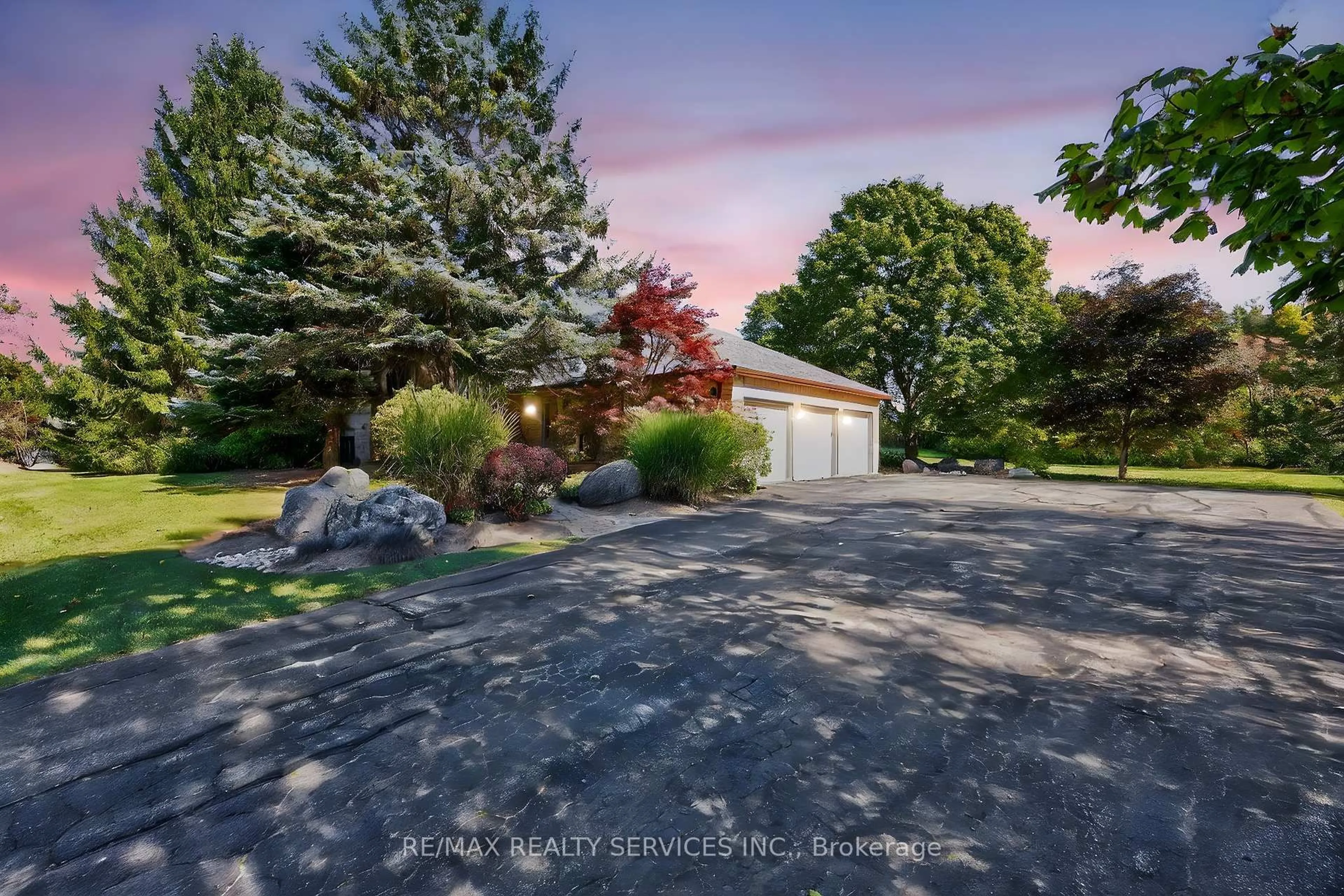 A pic from outside/outdoor area/front of a property/back of a property/a pic from drone, unknown for 43 Mccort Dr, Caledon Ontario L7K 0B4