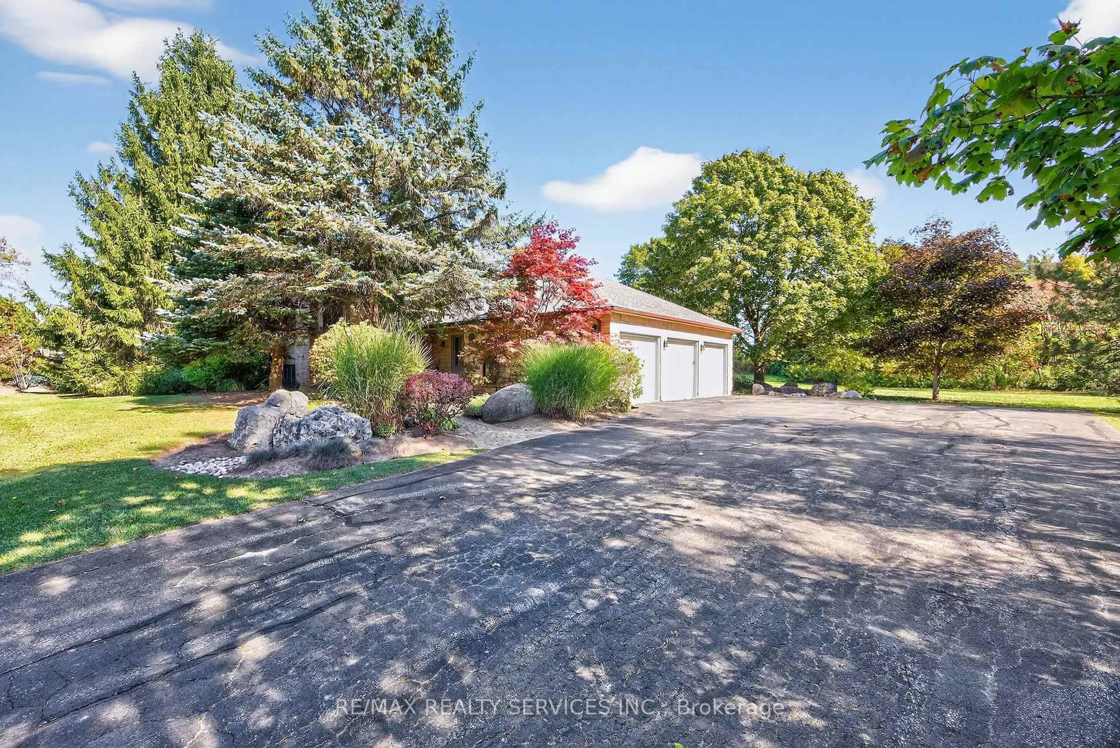 A pic from outside/outdoor area/front of a property/back of a property/a pic from drone, water/lake/river/ocean view for 43 Mccort Dr, Caledon Ontario L7K 0B4
