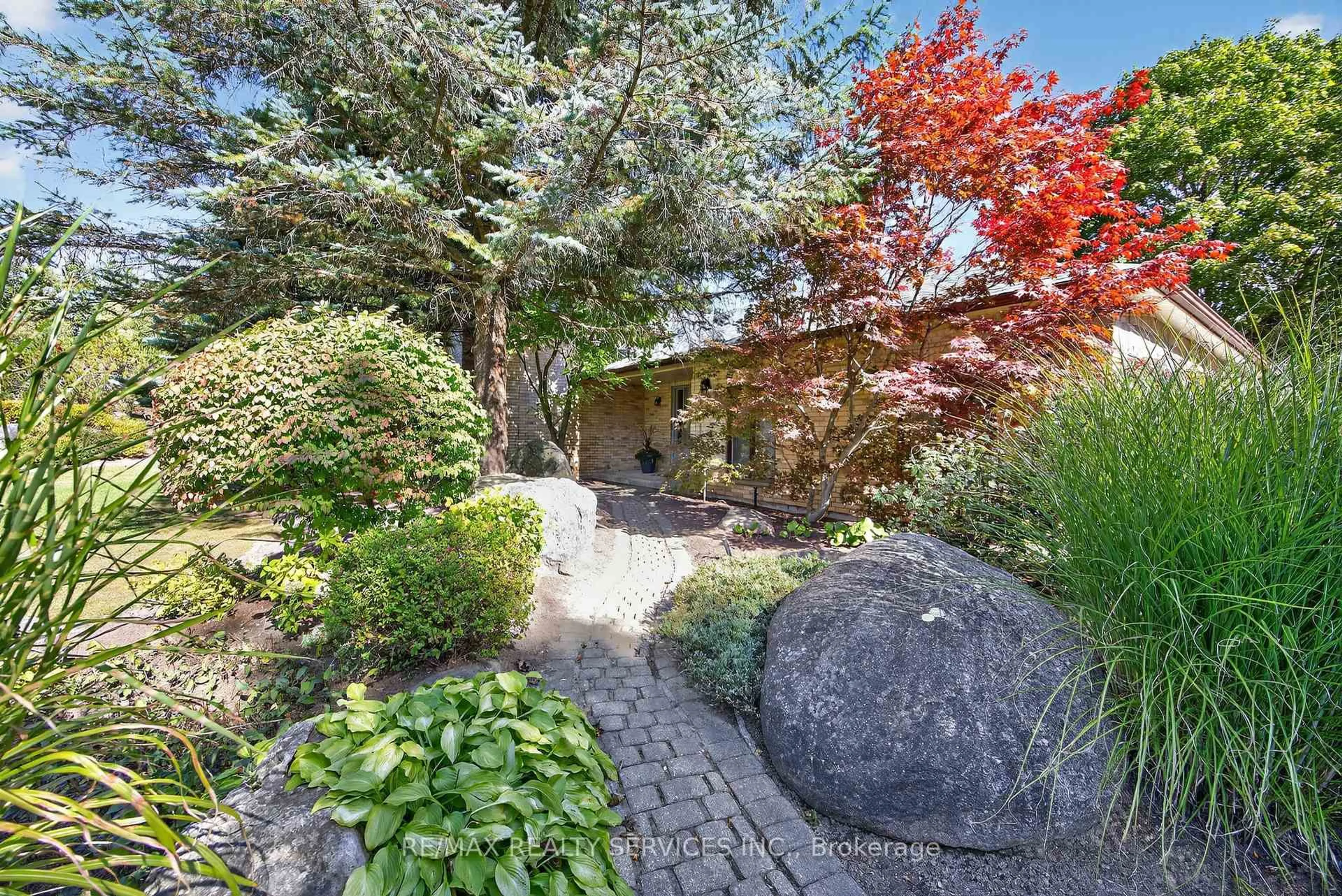 Patio, street for 43 Mccort Dr, Caledon Ontario L7K 0B4