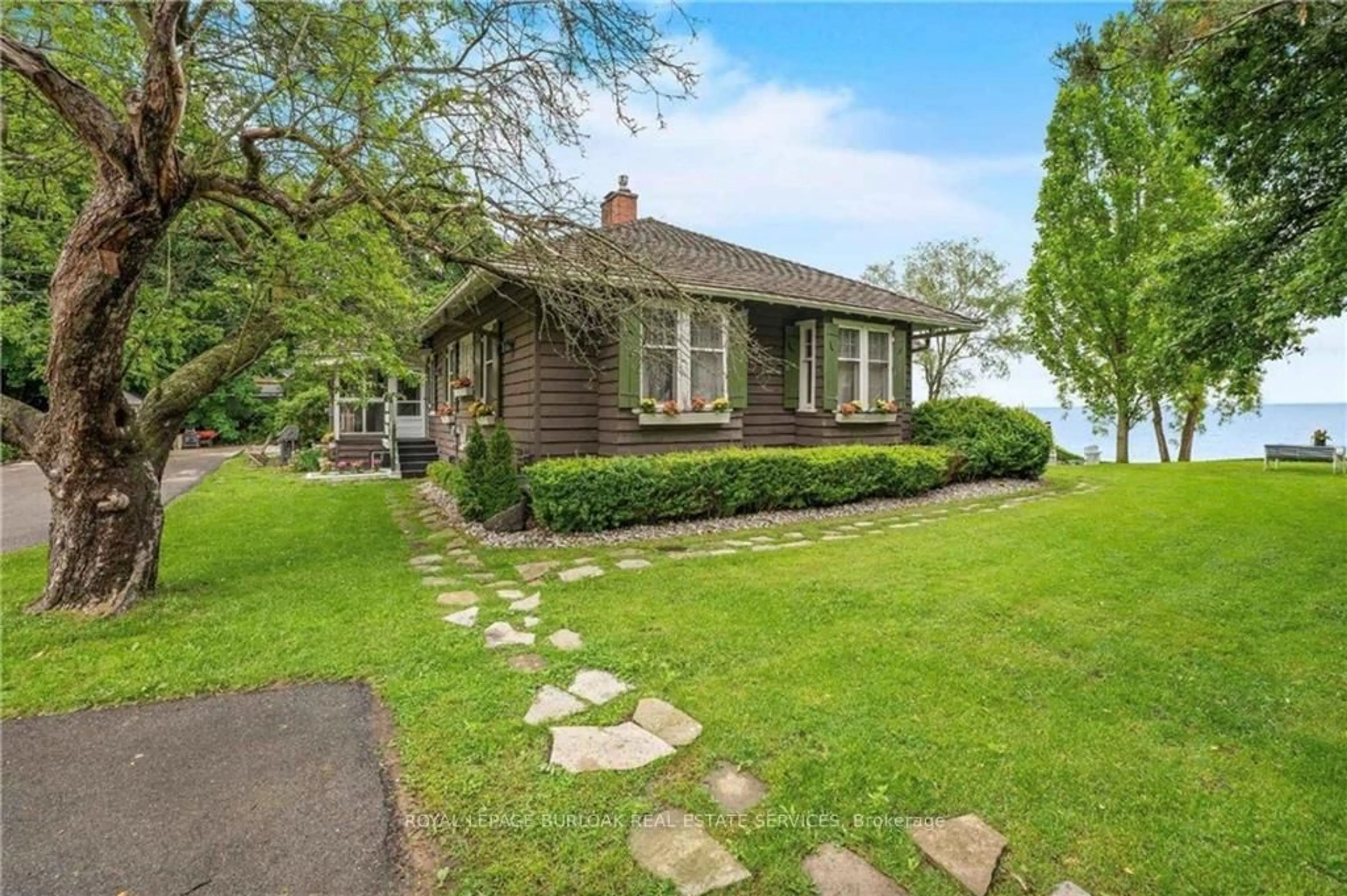 A pic from outside/outdoor area/front of a property/back of a property/a pic from drone, water/lake/river/ocean view for 227 Green St, Burlington Ontario L7R 0B1