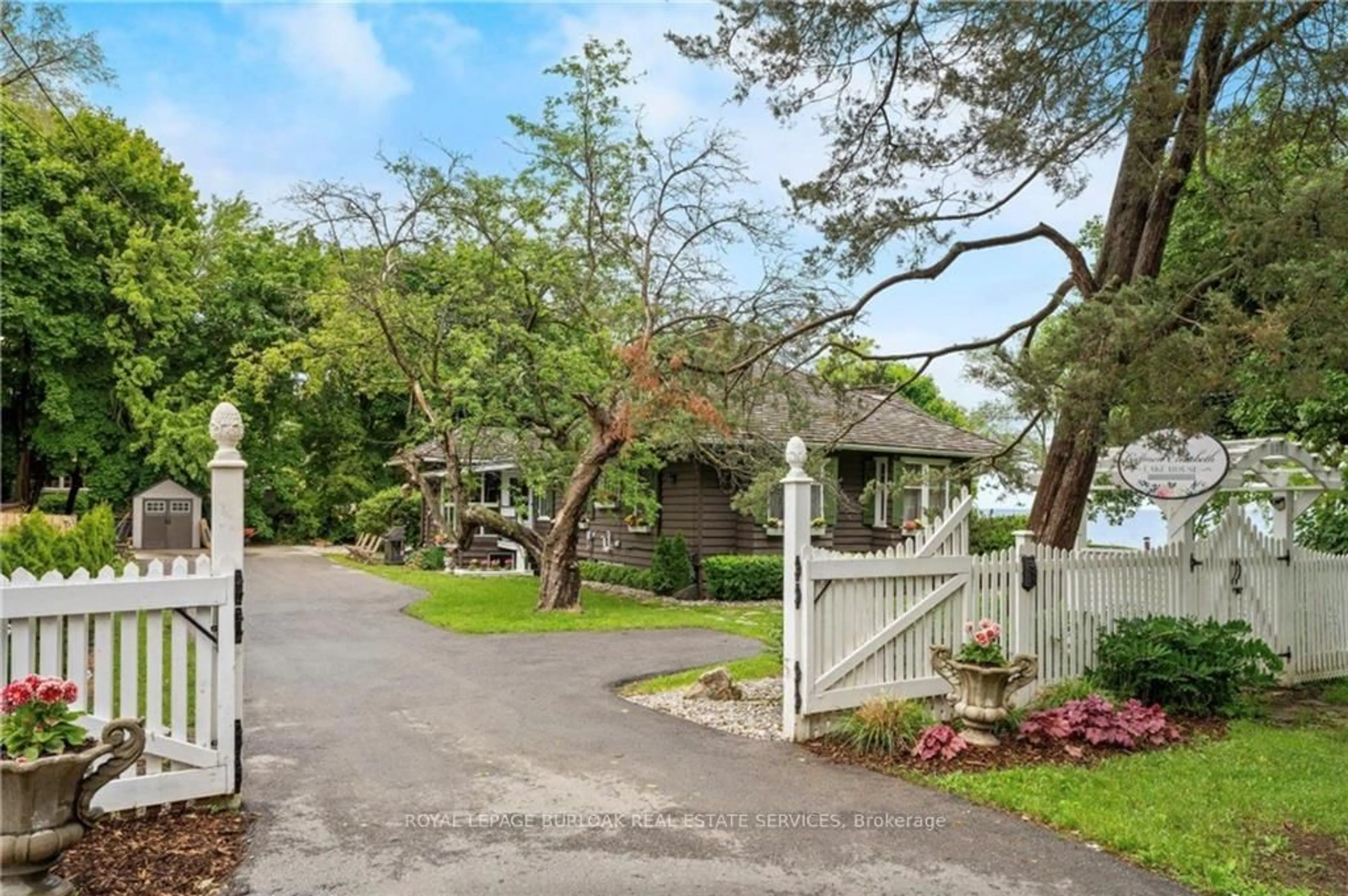 A pic from outside/outdoor area/front of a property/back of a property/a pic from drone, street for 227 Green St, Burlington Ontario L7R 0B1