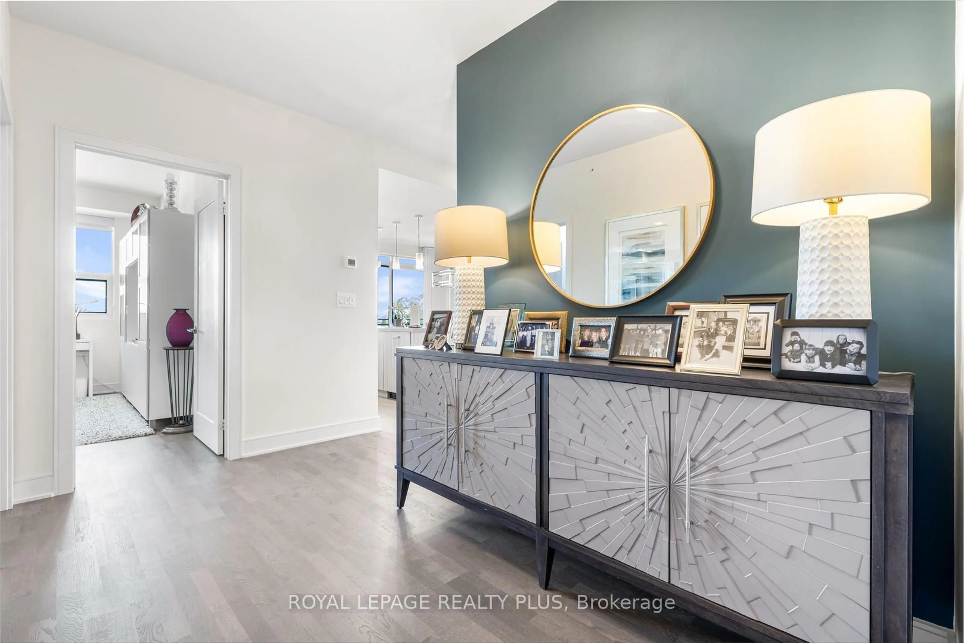 Indoor entryway for 1575 lakeshore Rd #327, Mississauga Ontario L5J 0B1