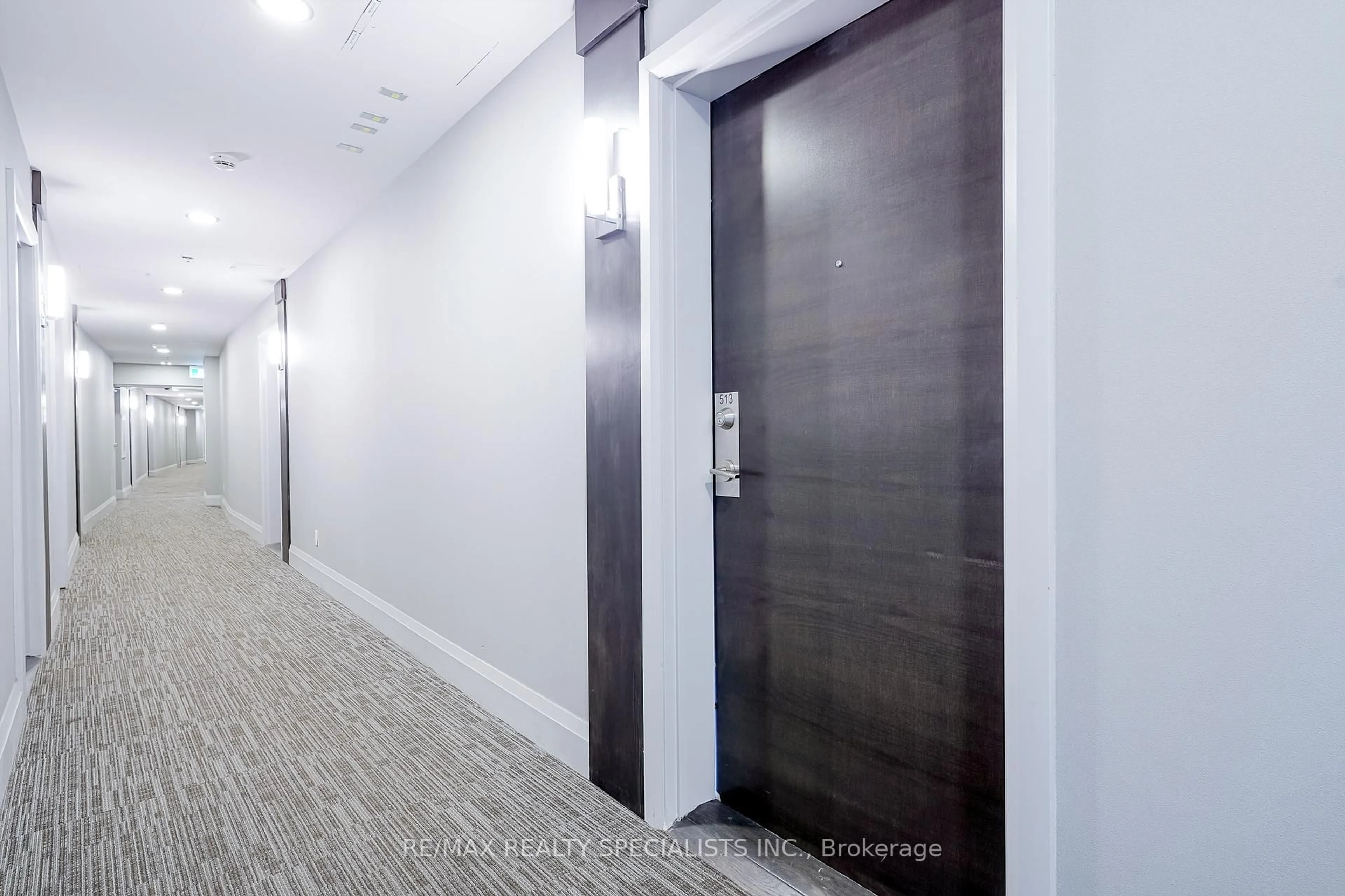 Indoor foyer for 150 Oak Park Blvd #513, Oakville Ontario L6H 3P2