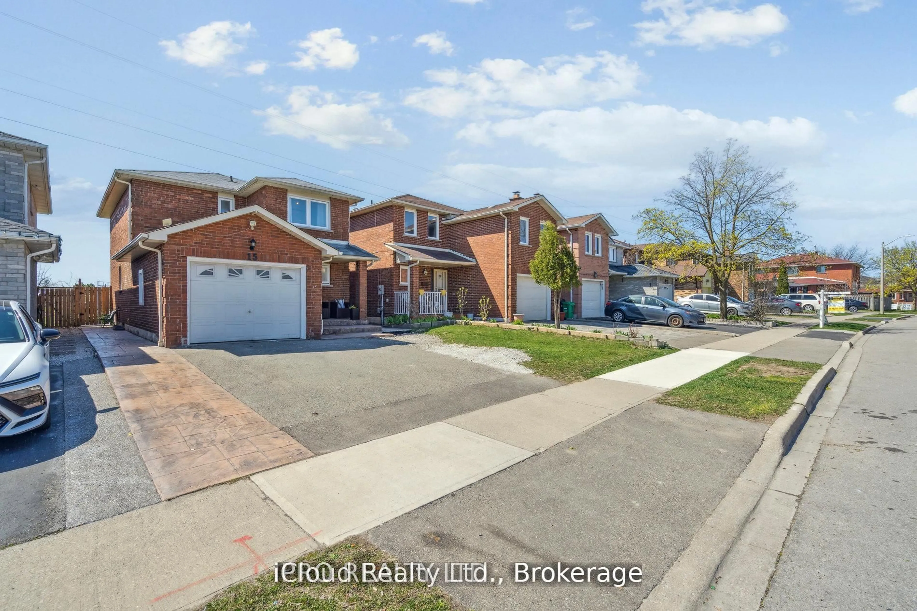 A pic from outside/outdoor area/front of a property/back of a property/a pic from drone, street for 15 Fallen Oak Crt, Brampton Ontario L6Y 3T6