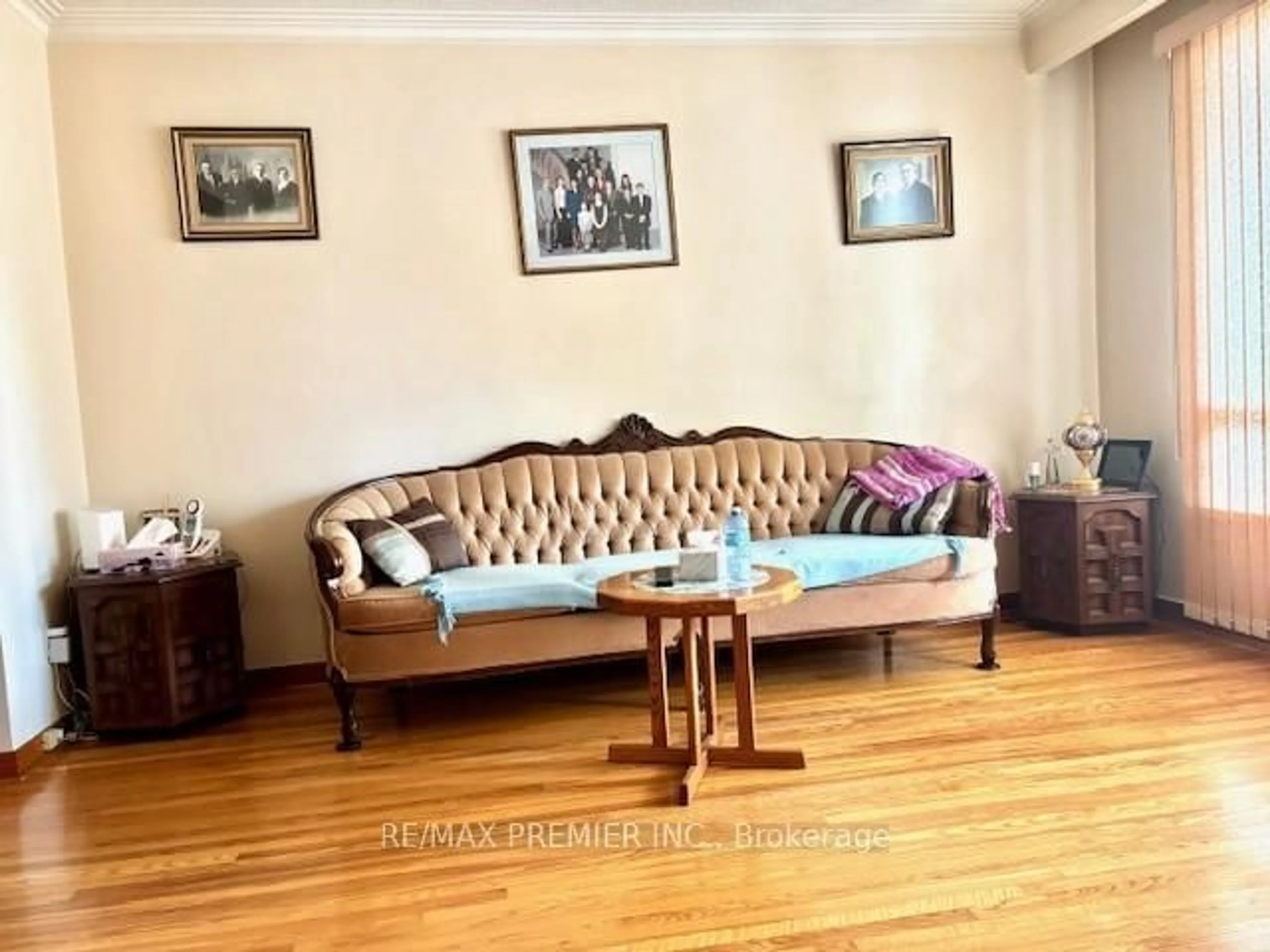 Living room with furniture, wood/laminate floor for 11 Holmesdale Rd, Toronto Ontario M6E 1X9