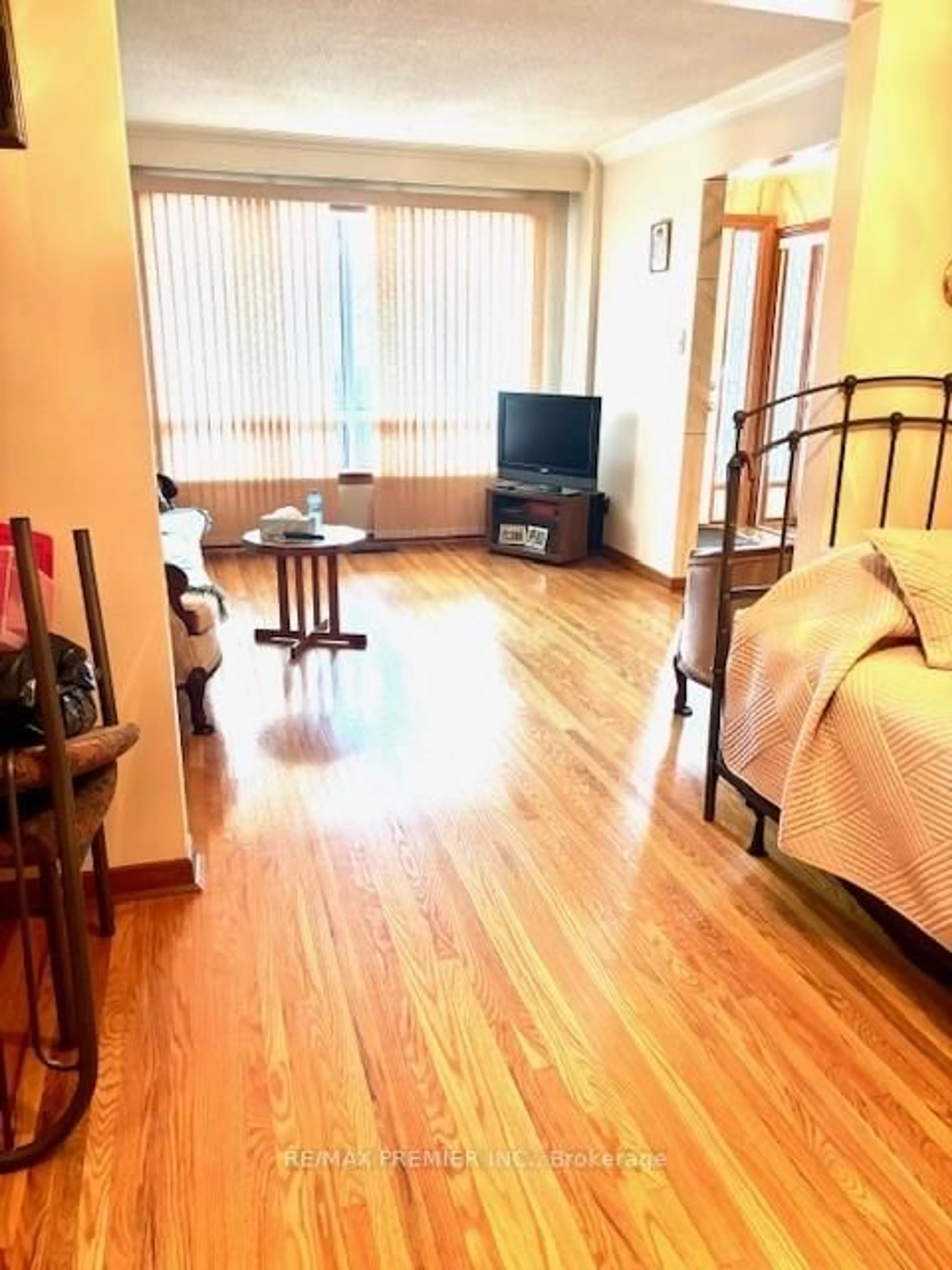 A pic of a room for 11 Holmesdale Rd, Toronto Ontario M6E 1X9