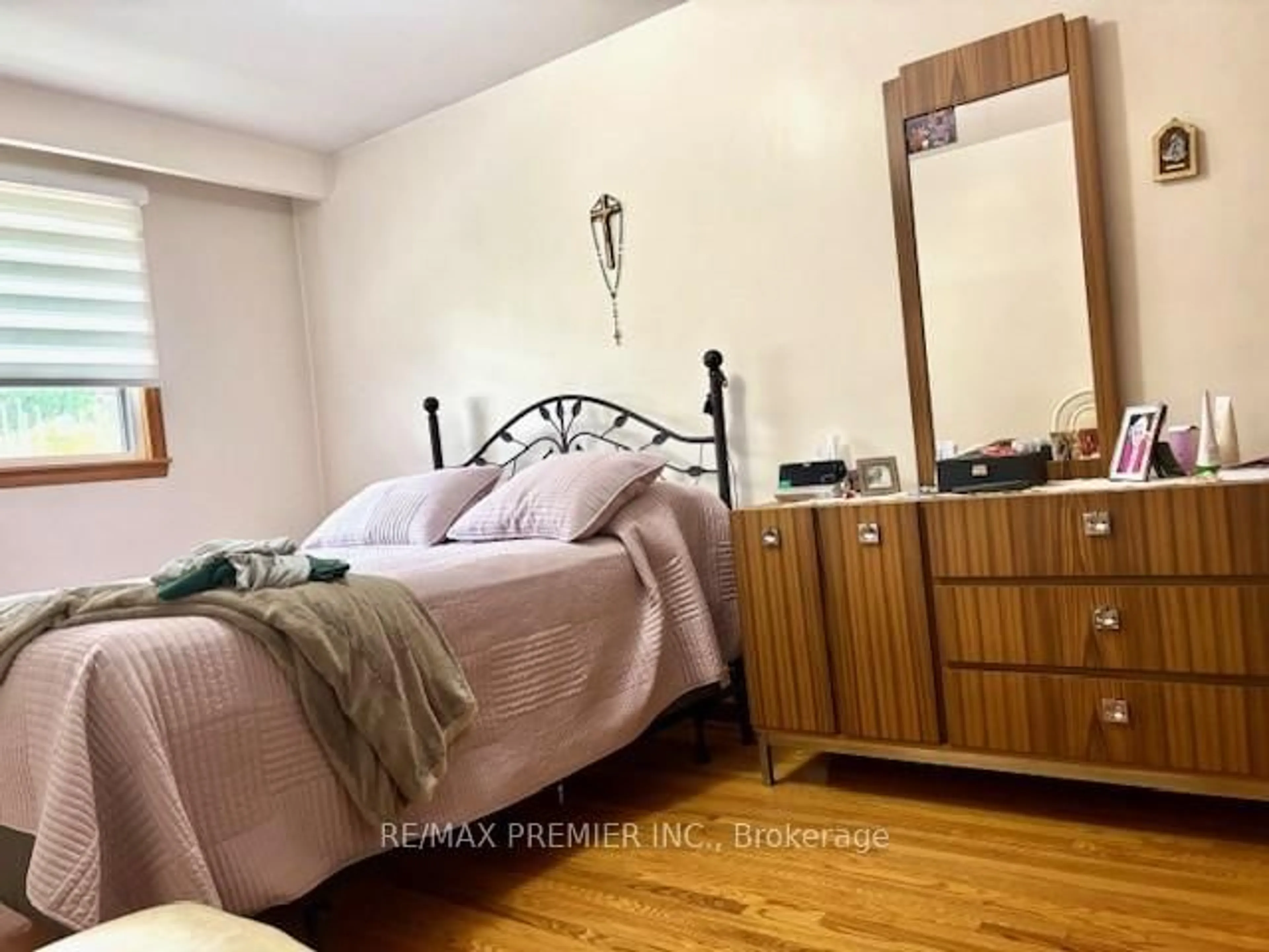 A pic of a room for 11 Holmesdale Rd, Toronto Ontario M6E 1X9