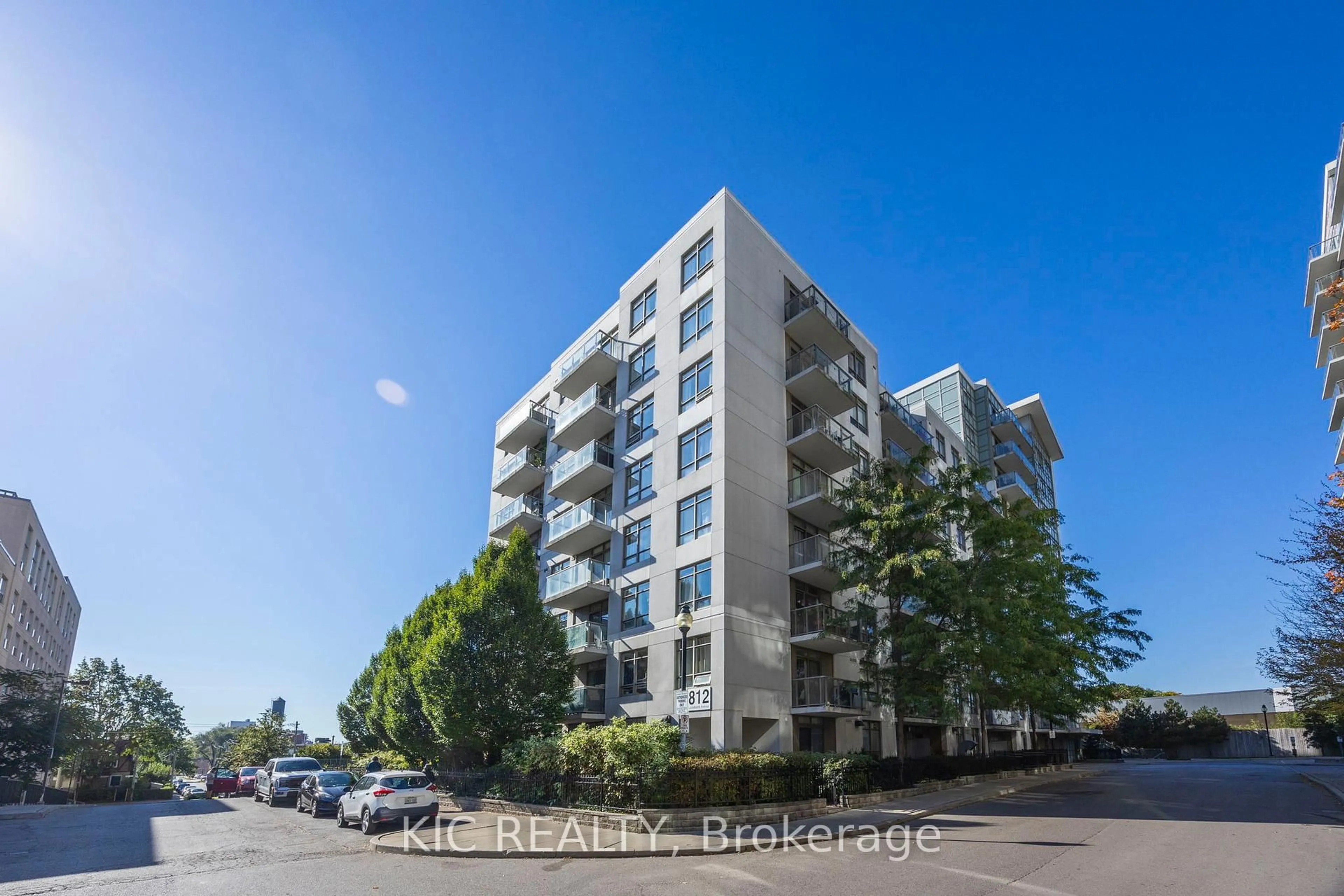A pic from outside/outdoor area/front of a property/back of a property/a pic from drone, building for 812 Lansdowne Ave #901, Toronto Ontario M6H 4K5