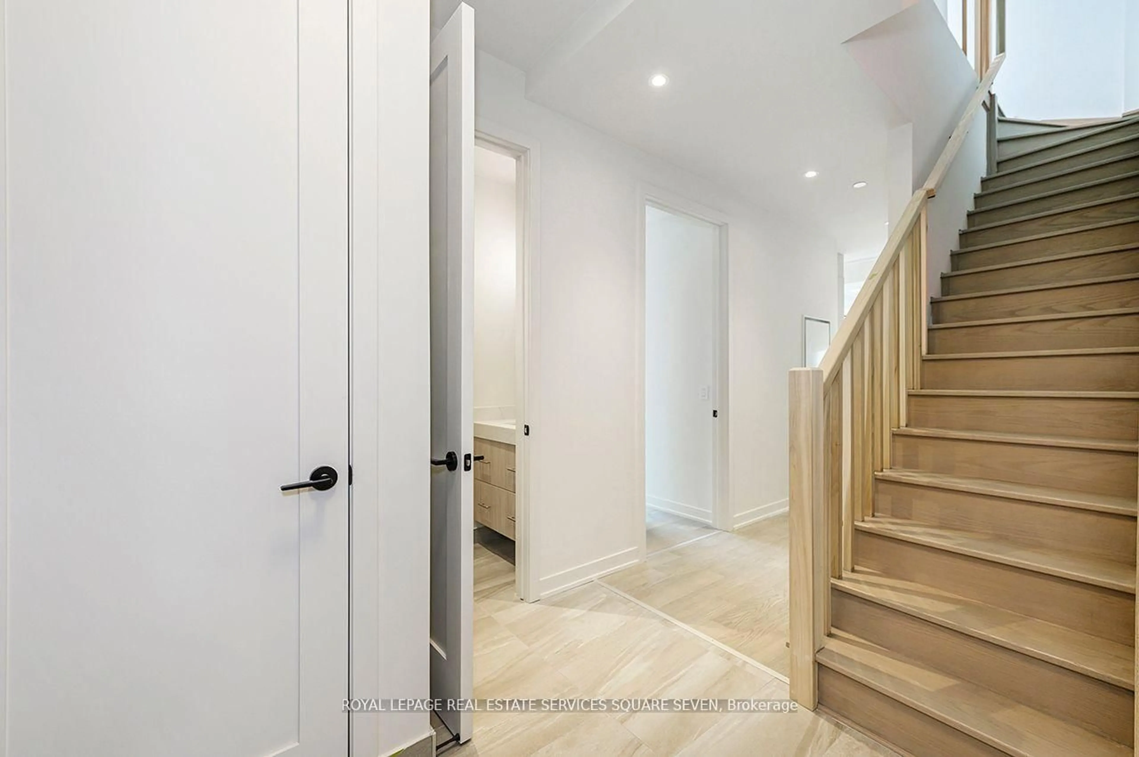 Indoor foyer for 123 Maurice Dr #412, Oakville Ontario L6K 2W6