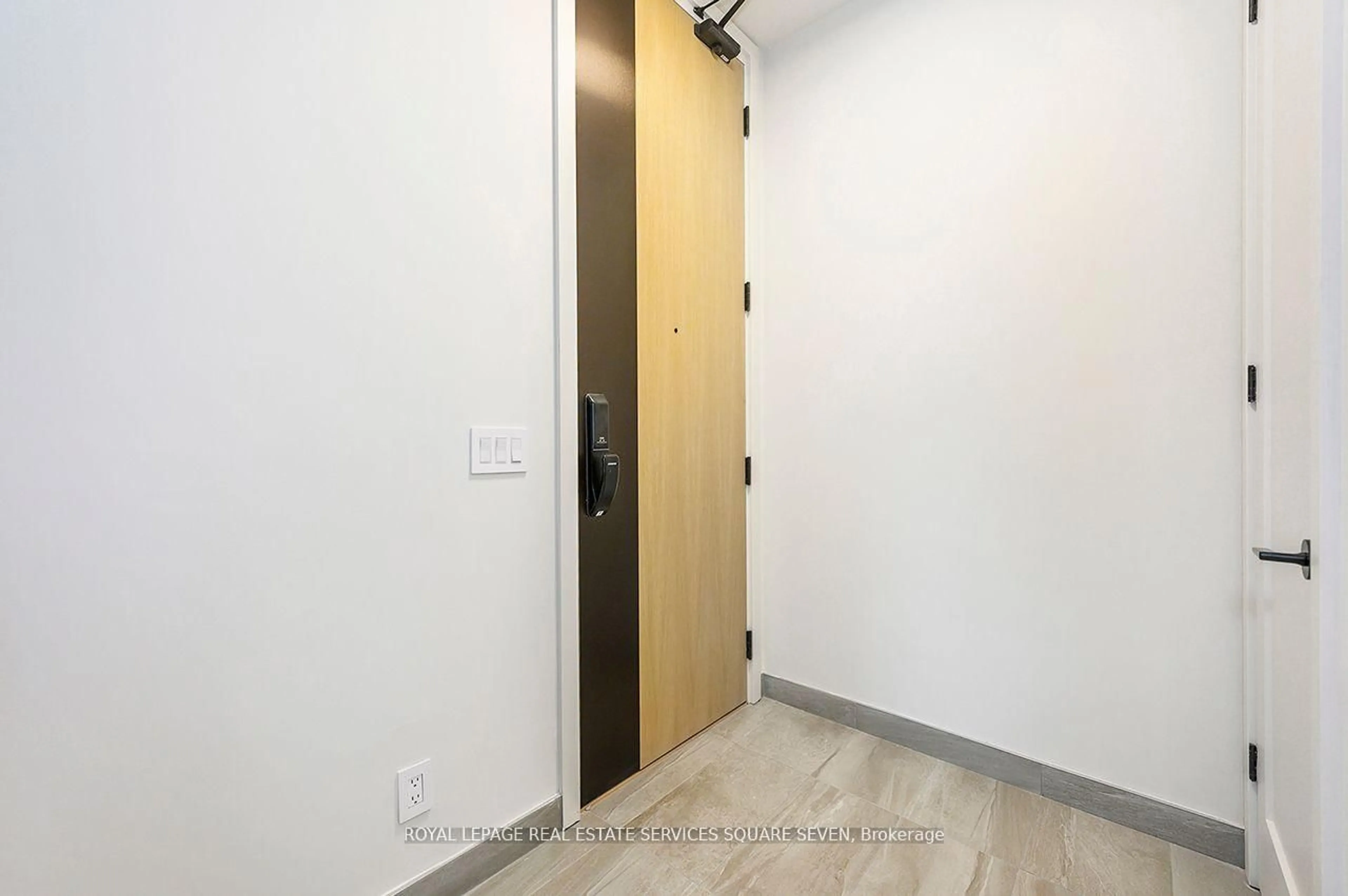 Indoor foyer for 123 Maurice Dr #412, Oakville Ontario L6K 2W6