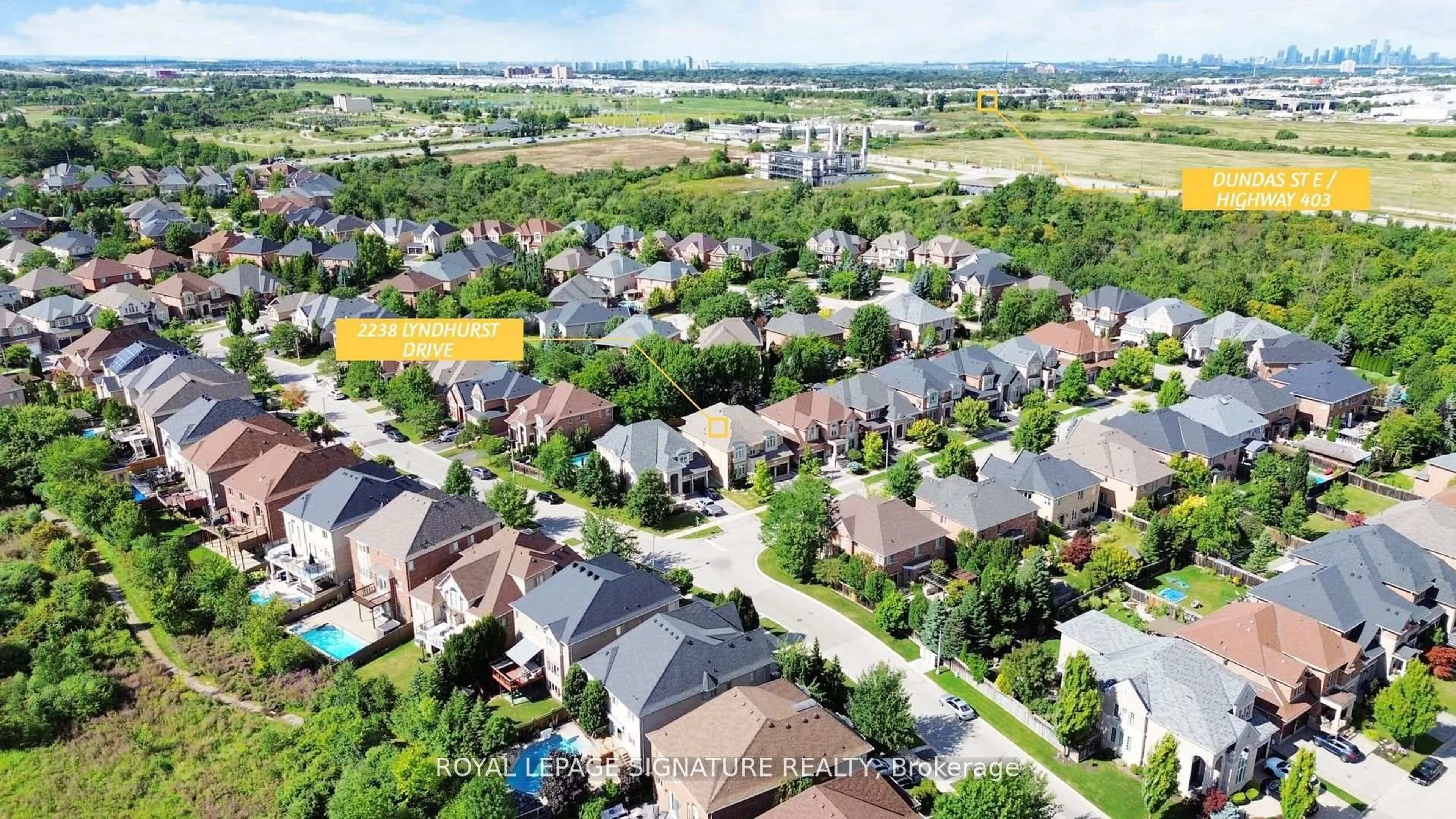 A pic from outside/outdoor area/front of a property/back of a property/a pic from drone, street for 2238 Lyndhurst Dr, Oakville Ontario L6H 7V4