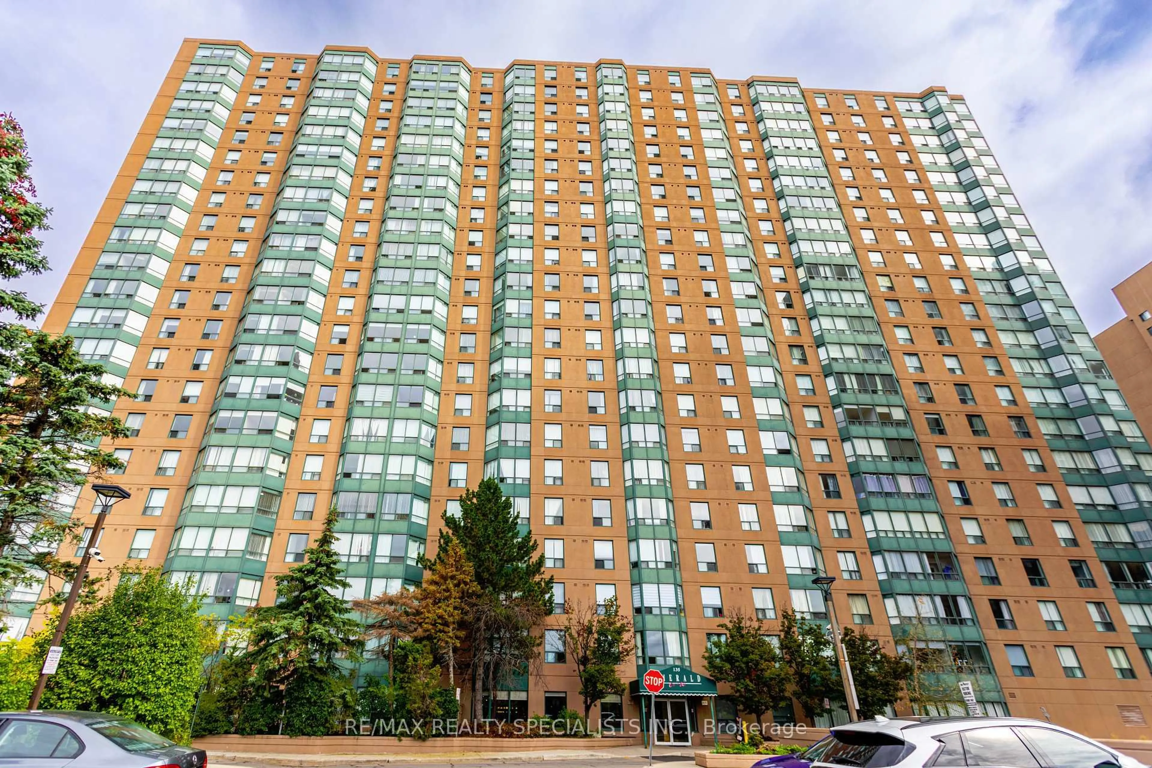 Patio, unknown for 135 Hillcrest Ave ## 1211, Mississauga Ontario L5B 4B1