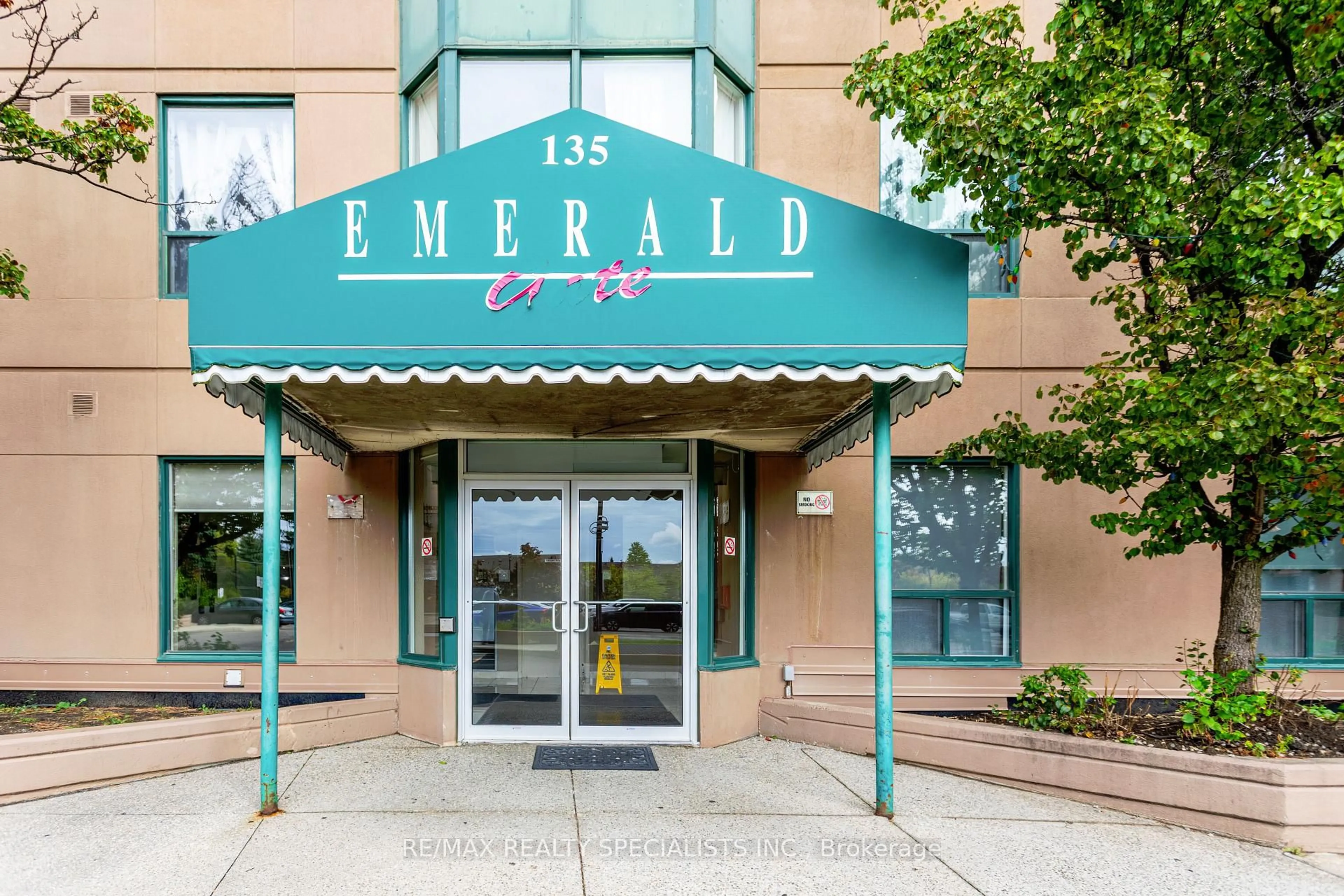 Indoor entryway for 135 Hillcrest Ave ## 1211, Mississauga Ontario L5B 4B1