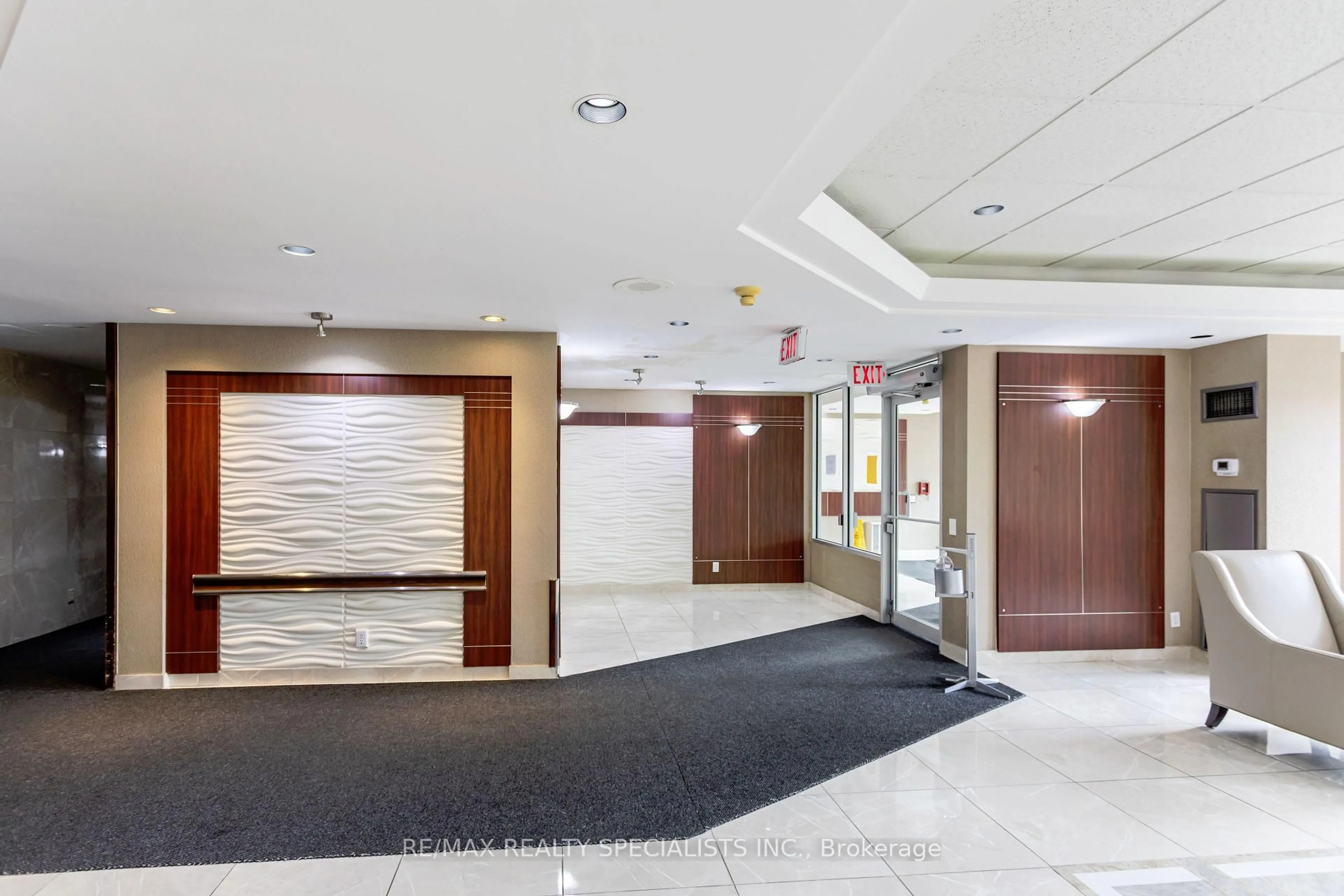 Indoor foyer for 135 Hillcrest Ave ## 1211, Mississauga Ontario L5B 4B1