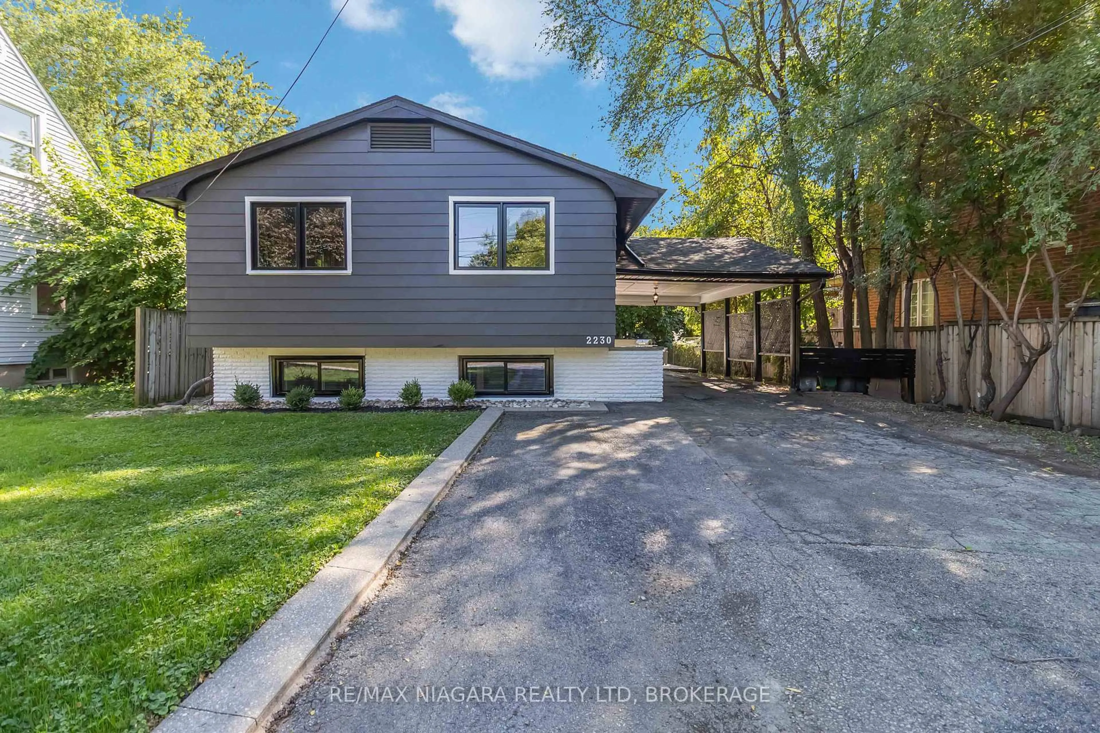 Home with vinyl exterior material, street for 2230 QUEENSWAY Dr, Burlington Ontario L7R 3T1