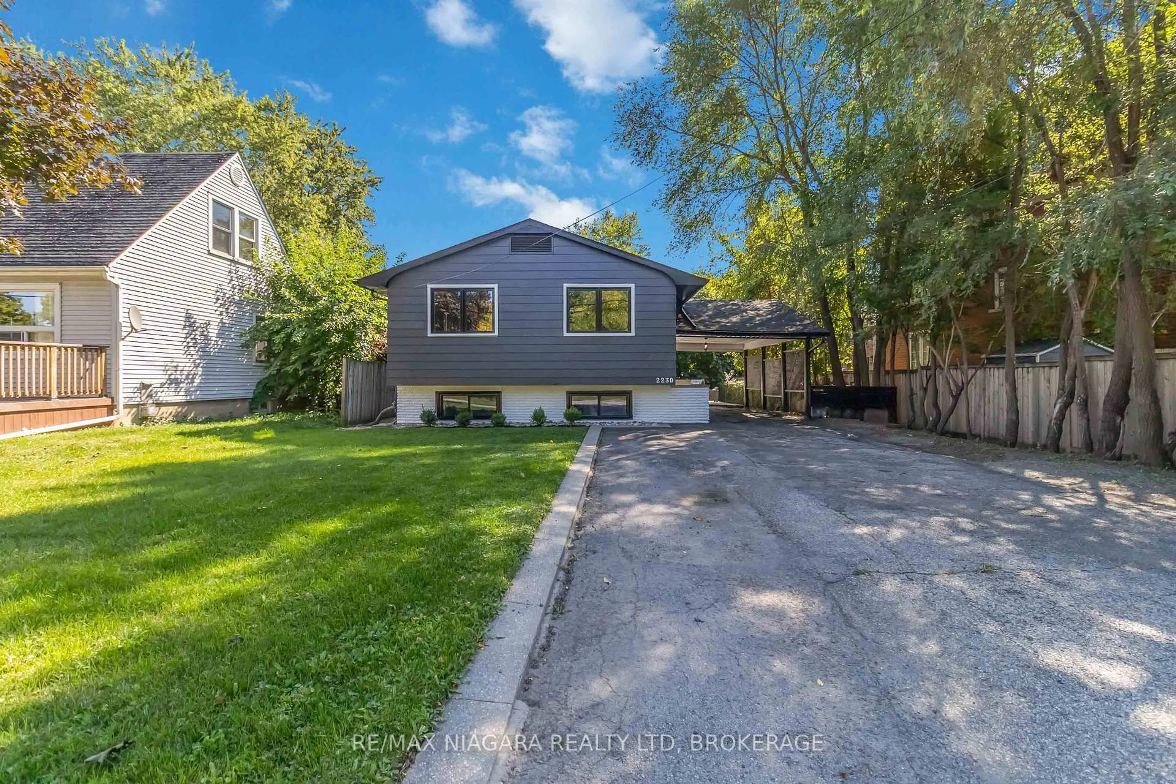 A pic from outside/outdoor area/front of a property/back of a property/a pic from drone, street for 2230 QUEENSWAY Dr, Burlington Ontario L7R 3T1