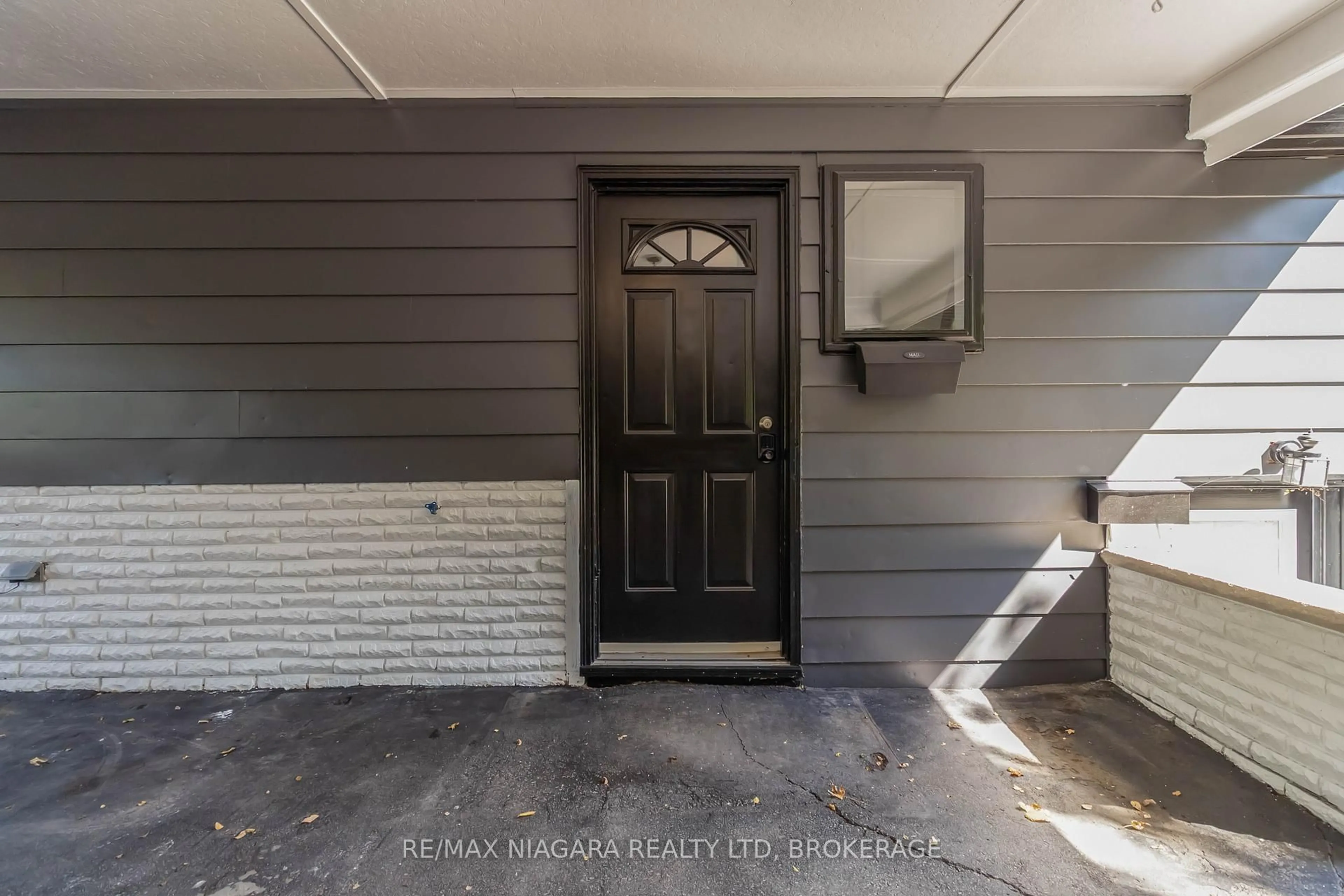 Indoor entryway for 2230 QUEENSWAY Dr, Burlington Ontario L7R 3T1