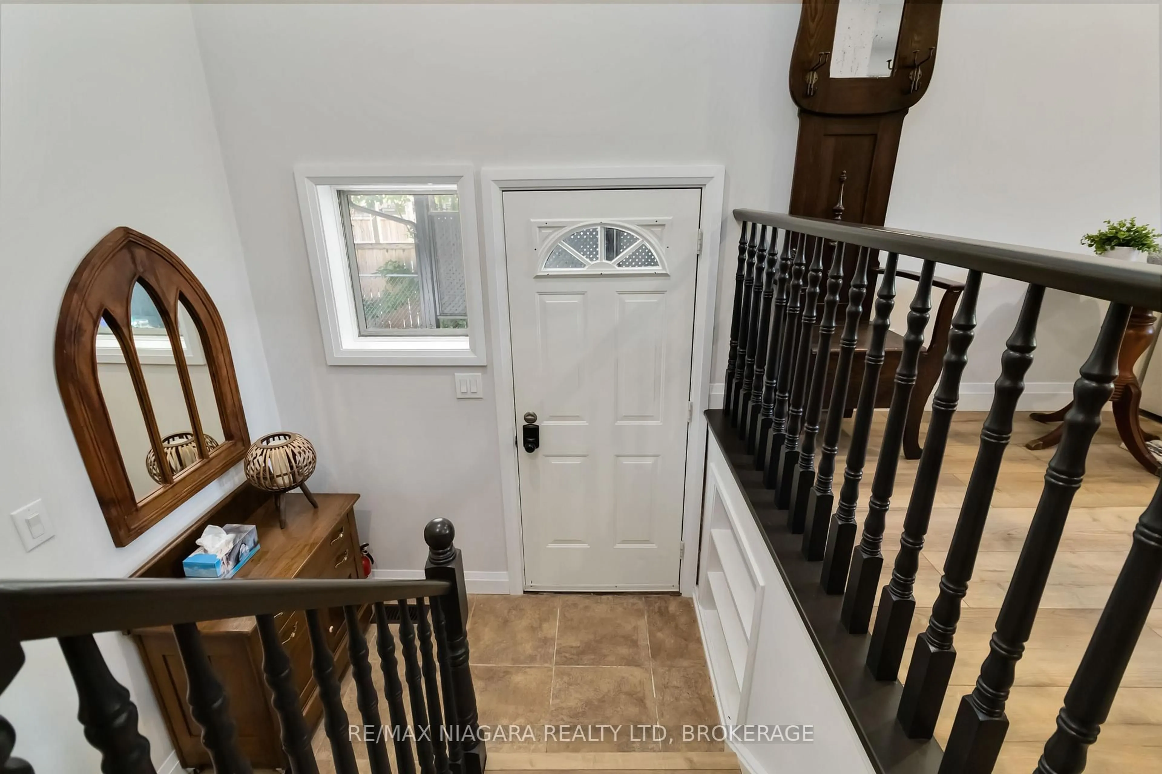 Indoor entryway for 2230 QUEENSWAY Dr, Burlington Ontario L7R 3T1