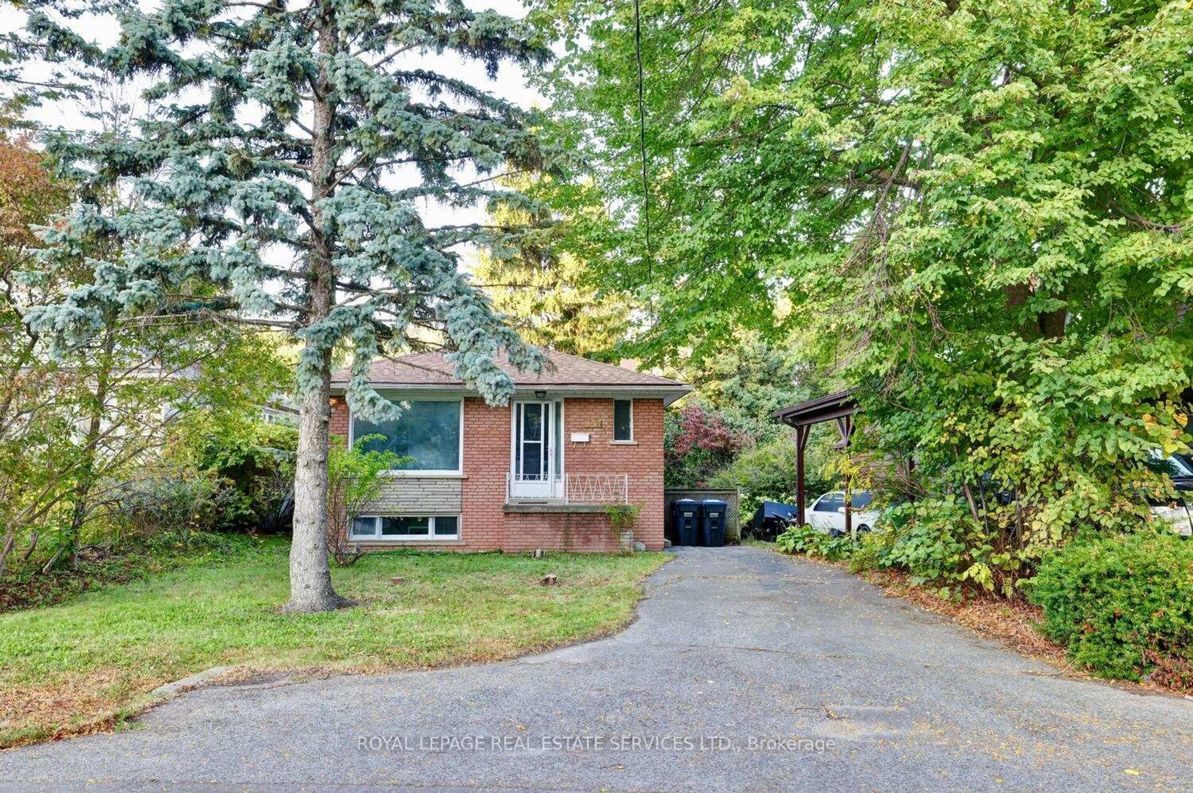 Home with brick exterior material, street for 957 Beechwood Ave, Mississauga Ontario L5G 4E3