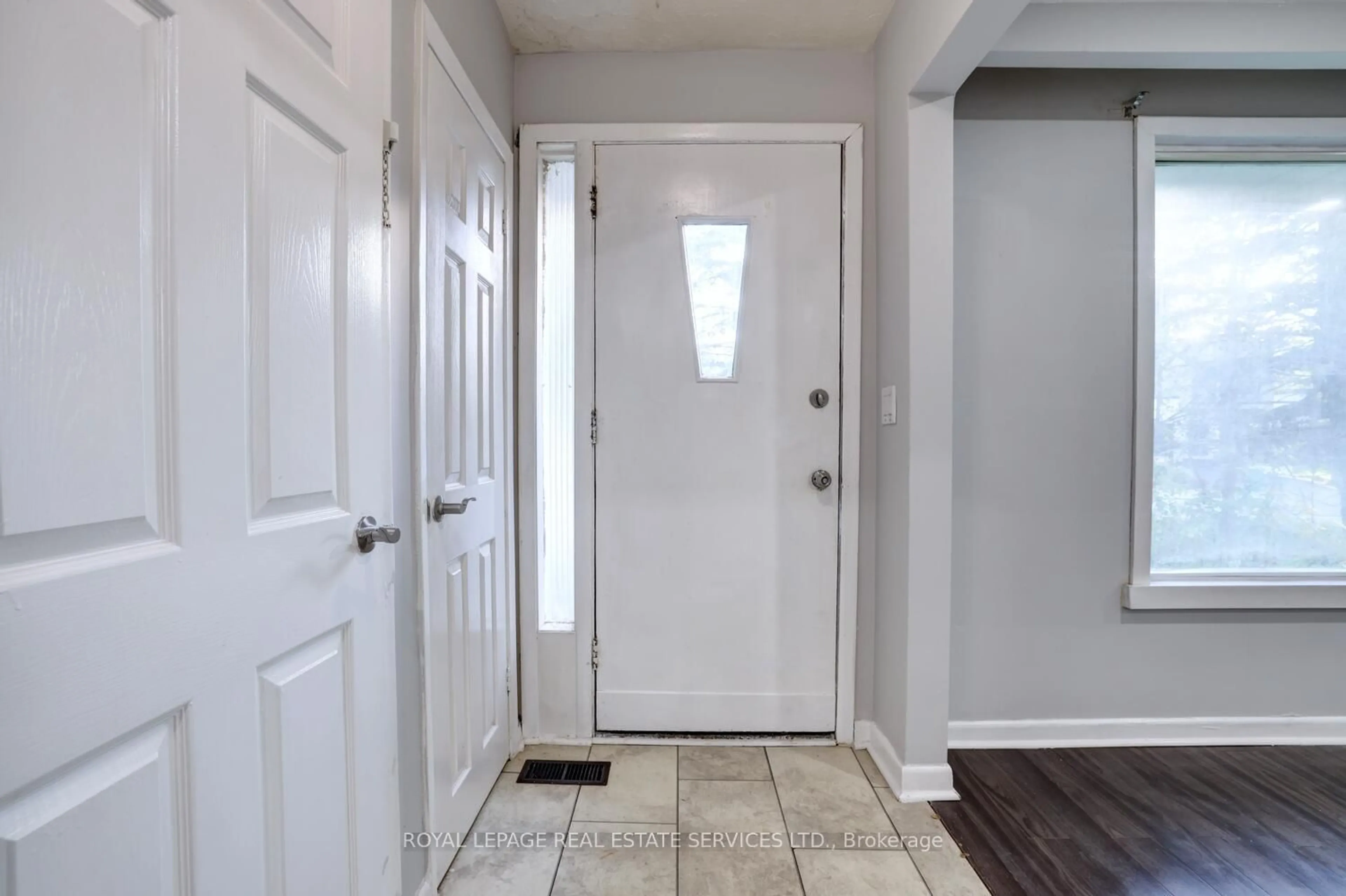 Indoor entryway for 957 Beechwood Ave, Mississauga Ontario L5G 4E3