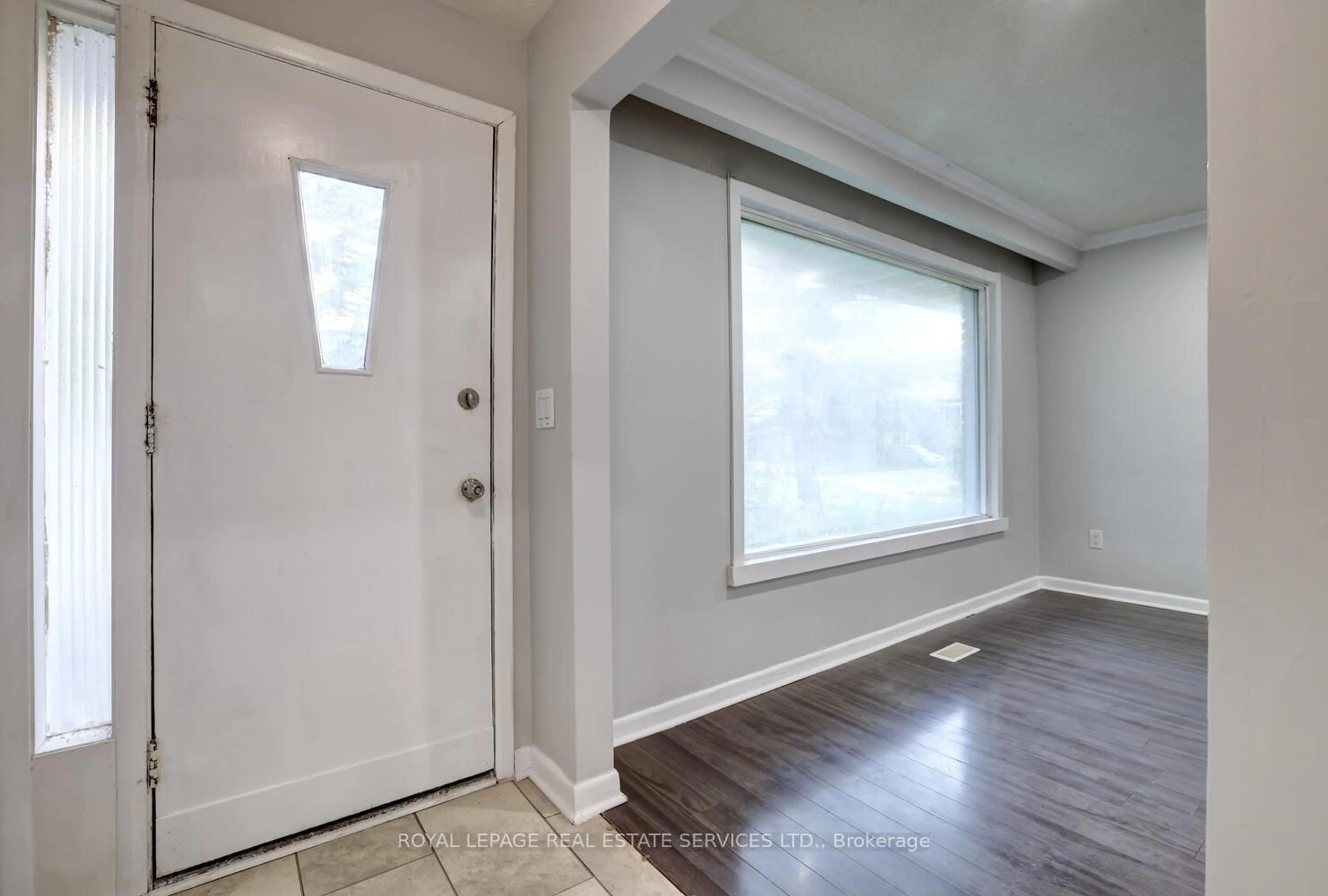 Indoor entryway for 957 Beechwood Ave, Mississauga Ontario L5G 4E3
