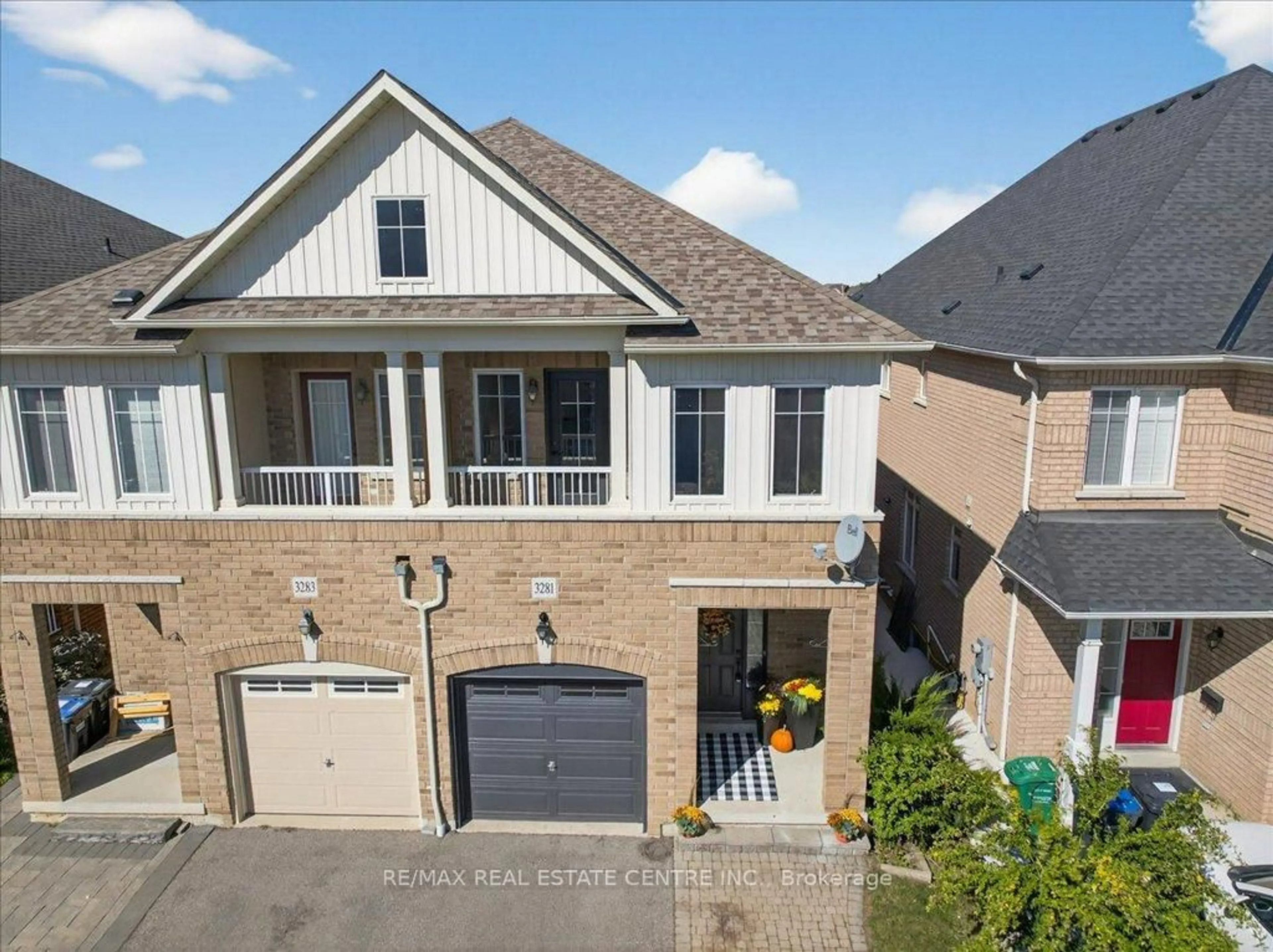 A pic from outside/outdoor area/front of a property/back of a property/a pic from drone, street for 3281 Sunlight St, Mississauga Ontario L5M 0G7