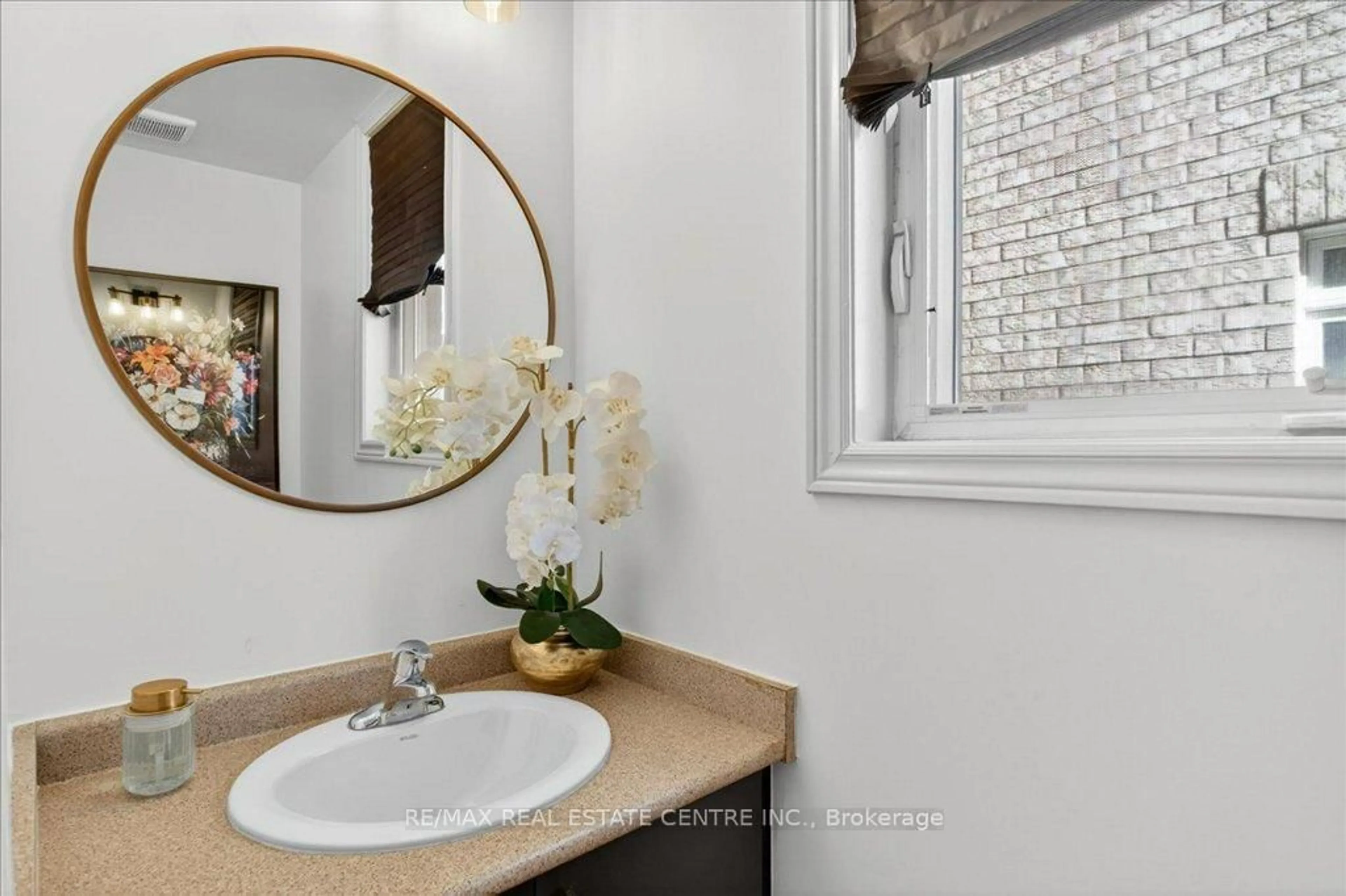Contemporary bathroom, ceramic/tile floor for 3281 Sunlight St, Mississauga Ontario L5M 0G7