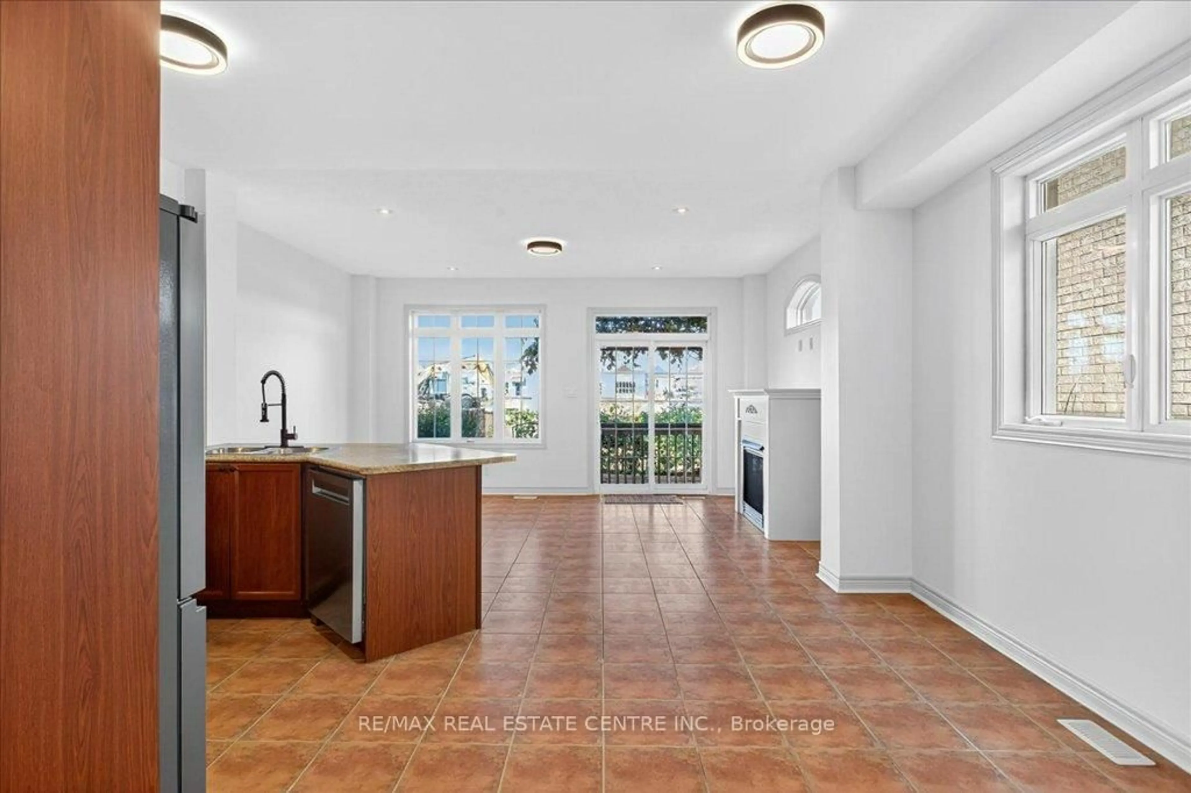 Open concept kitchen, ceramic/tile floor for 3281 Sunlight St, Mississauga Ontario L5M 0G7
