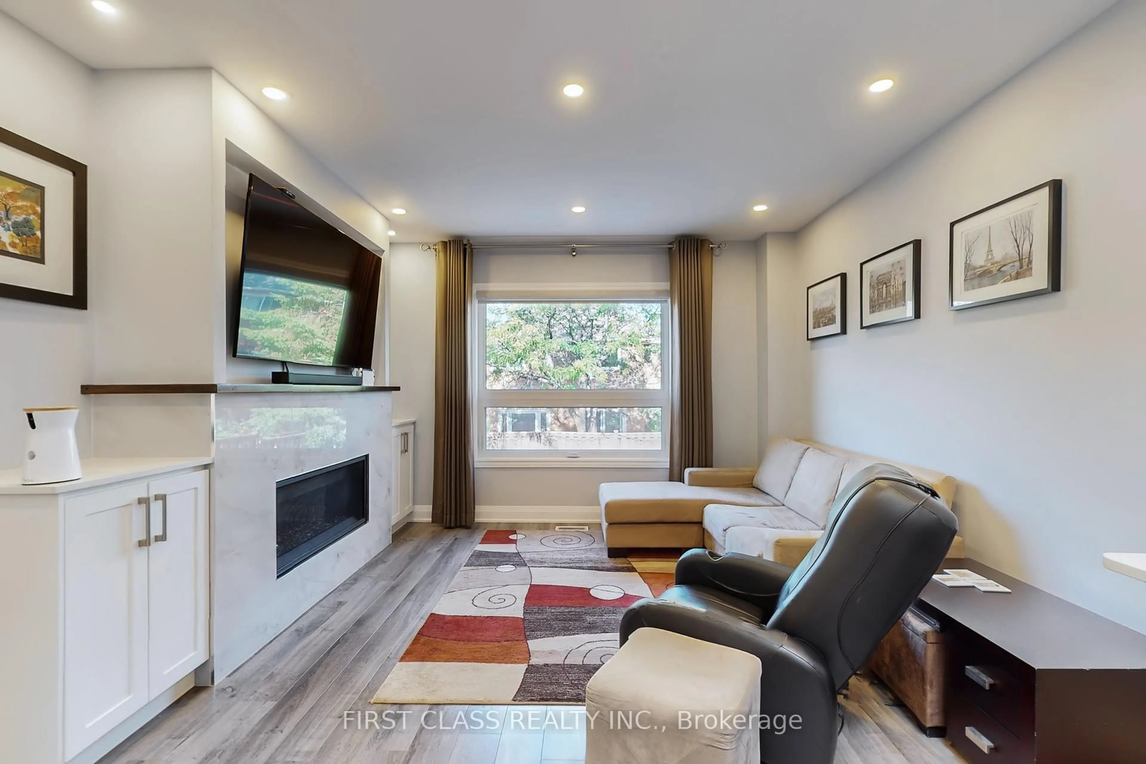 Living room with furniture, unknown for 5244 Floral Hill Cres, Mississauga Ontario L5V 1V4
