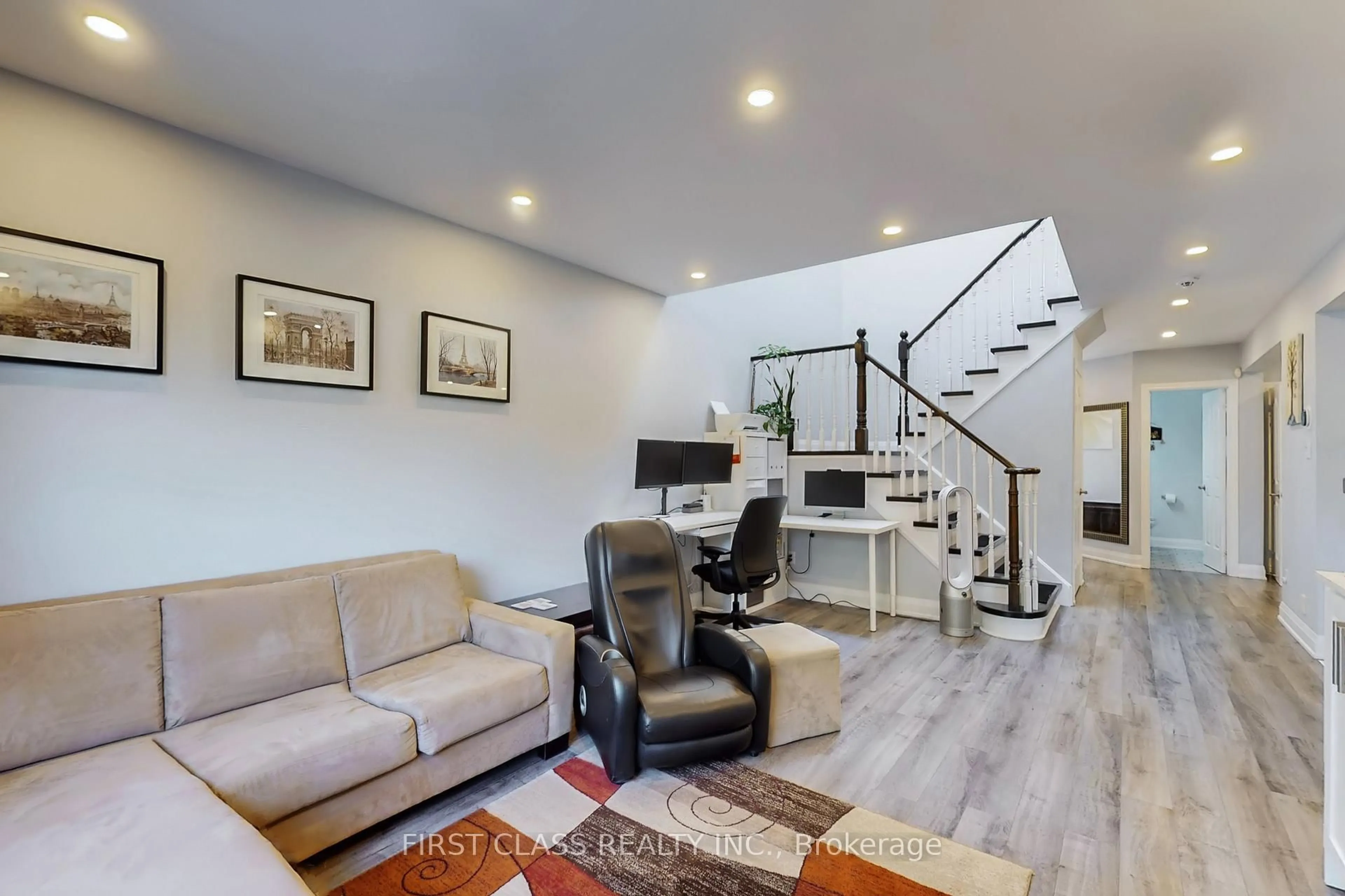 Living room with furniture, unknown for 5244 Floral Hill Cres, Mississauga Ontario L5V 1V4